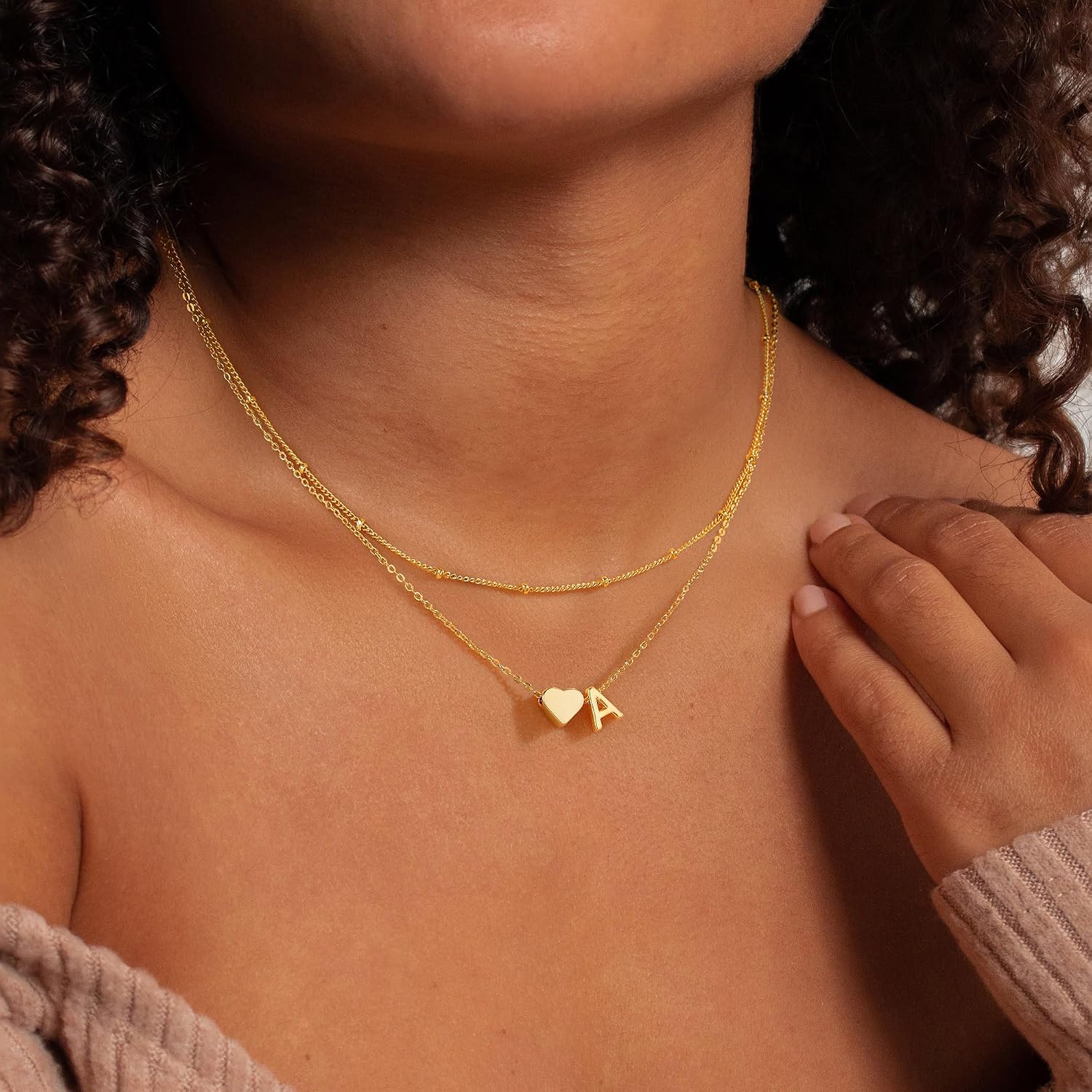 Detalle de TINGN Collana con lettere A-Z in oro 18 carati placcato e ciondolo a cuore, multifila personalizzata