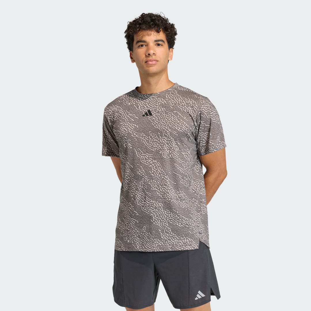 Detalle de Camiseta con estampado integral D4T PrimeLift de Adidas – Marrón