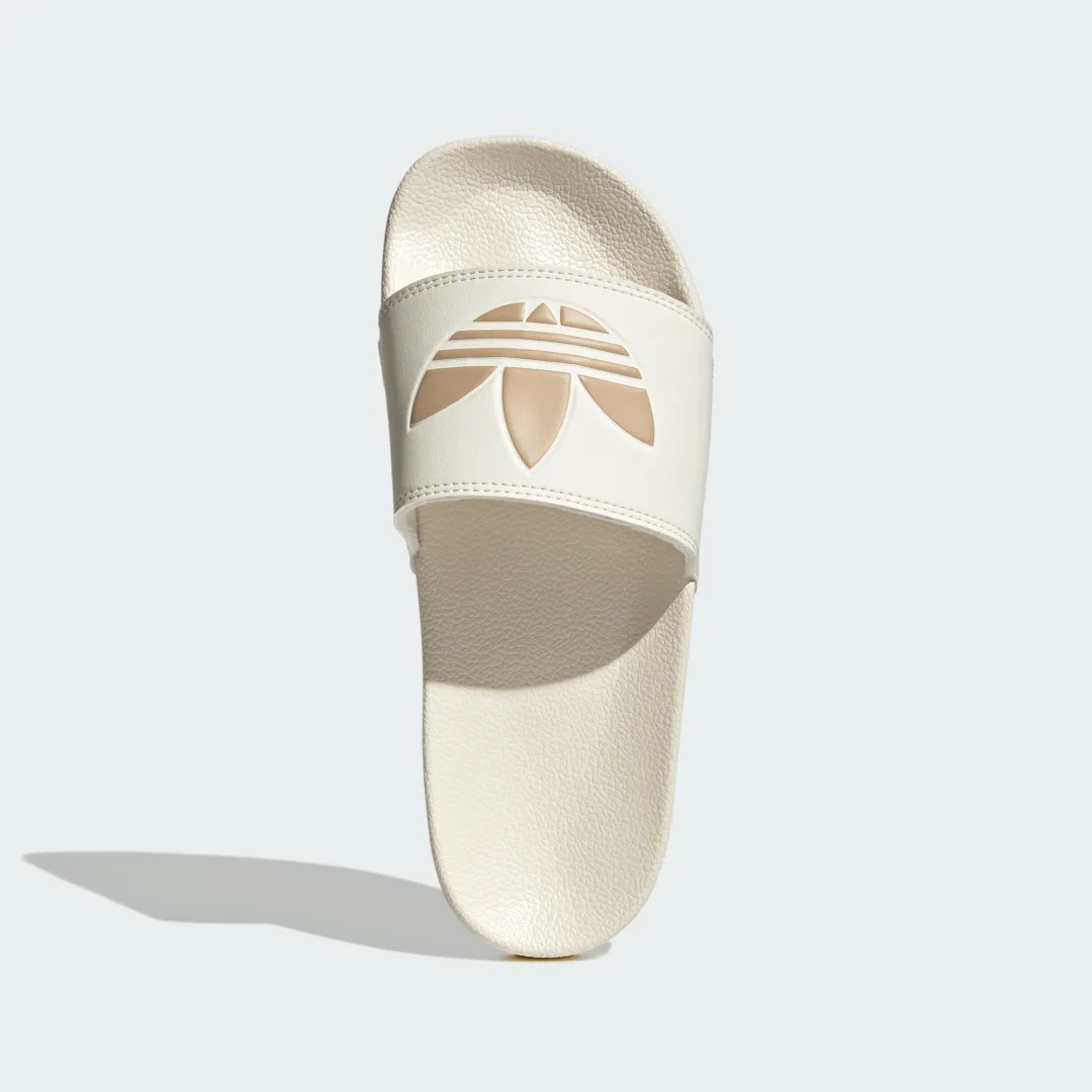 Detalle 2 de Adilette Lite de Adidas: chancla blanca para uso diario y ligero confort