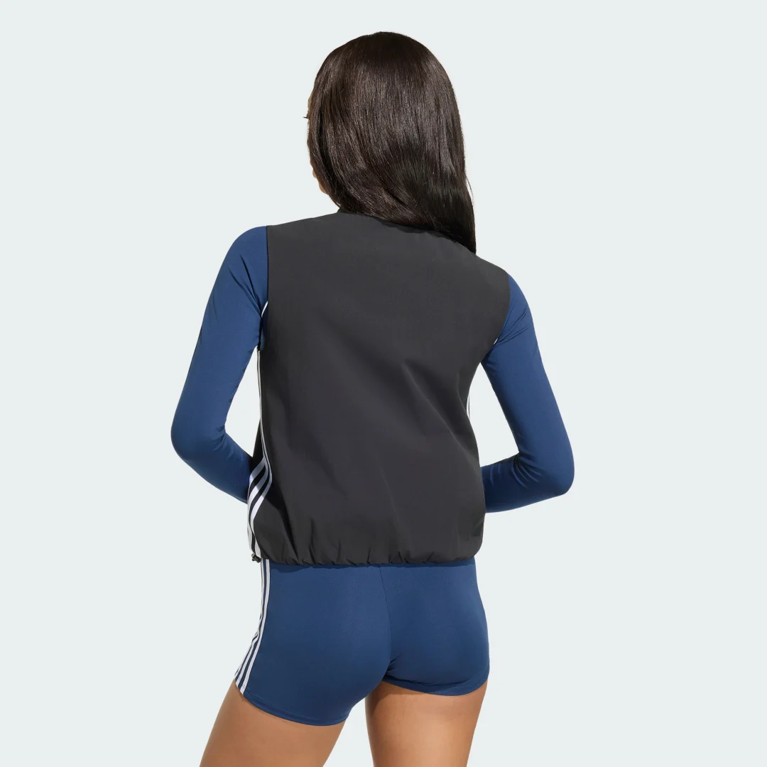 Detalle de SUDADERA SIN MANGAS ADILENIUM 5.0 de Adidas: comodidad en capas ligeras