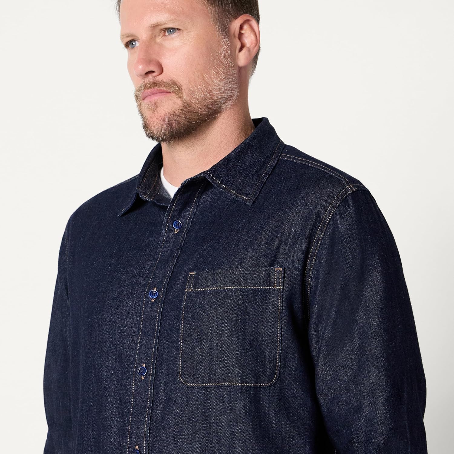 Thumbnail 2 de Amazon Essentials men’s regular-fit long-sleeve denim button-down shirt in lightweight chambray