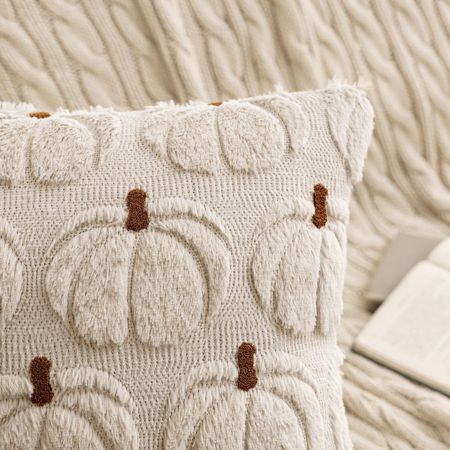 Detalle 2 de MIULEE Fall Pumpkin Pillow Covers, 16 x 16, Set of 2, 3D Embroidery