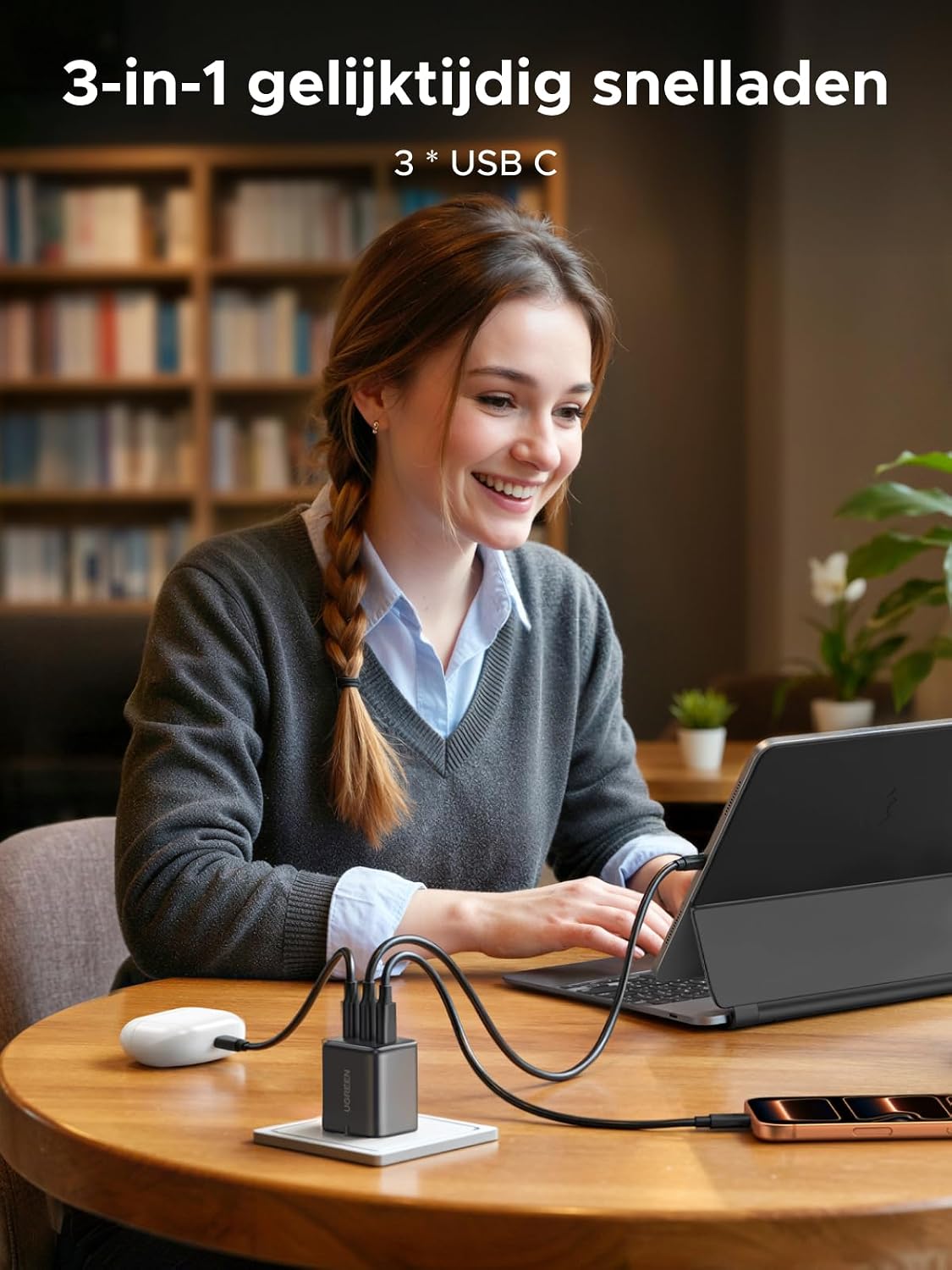 Detalle de UGREEN 30W GaN-oplader met drie USB-C-poorten voor gelijktijdig laden