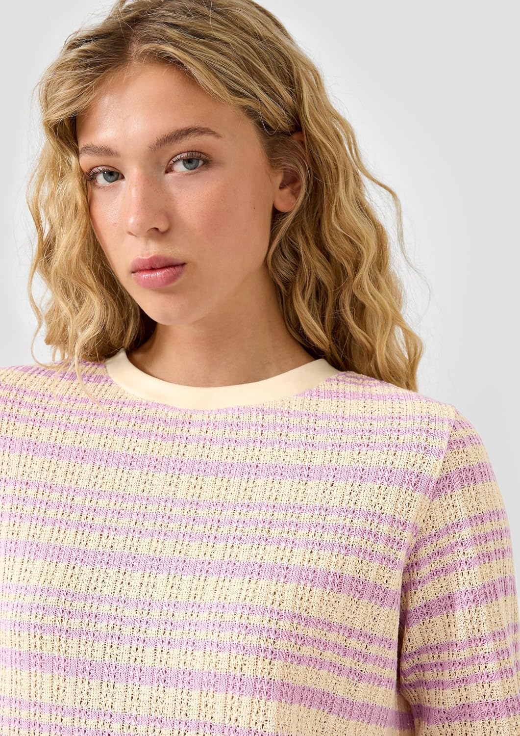 Detalle de QS Damen Longsleeve mit Ajourmuster – Regular Fit, Rippware, Rundhalsausschnitt