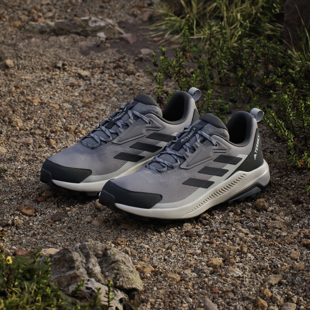 Detalle de Adidas Terrex Anylander Hiking: zapatilla de senderismo en Gris para rutas moderadas