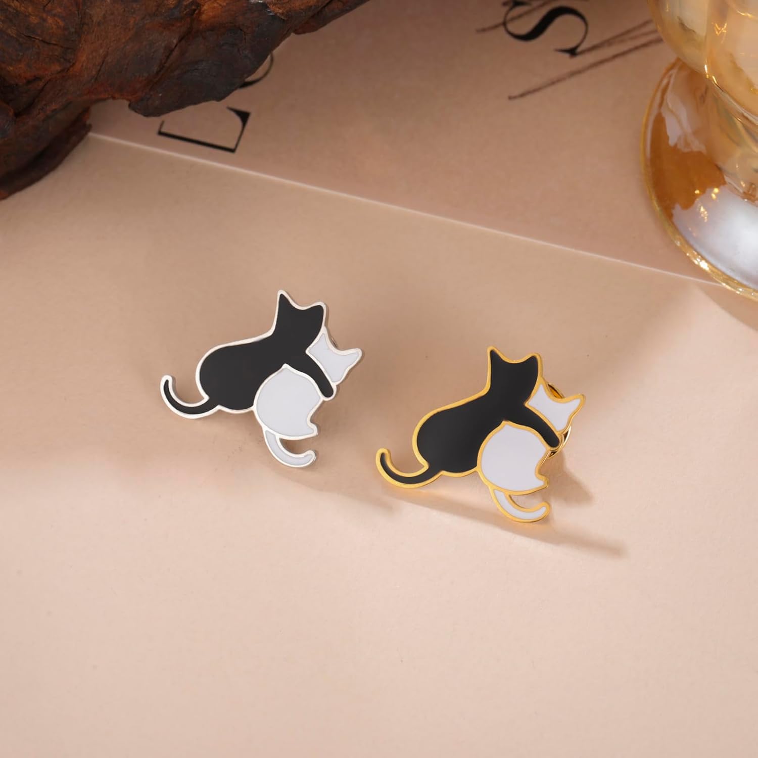 Thumbnail 6 de Dreamtimes Katzenbrosche & Hundebrosche als Anstecknadel aus Edelstahl – Motiv Katze und Hund kuscheln