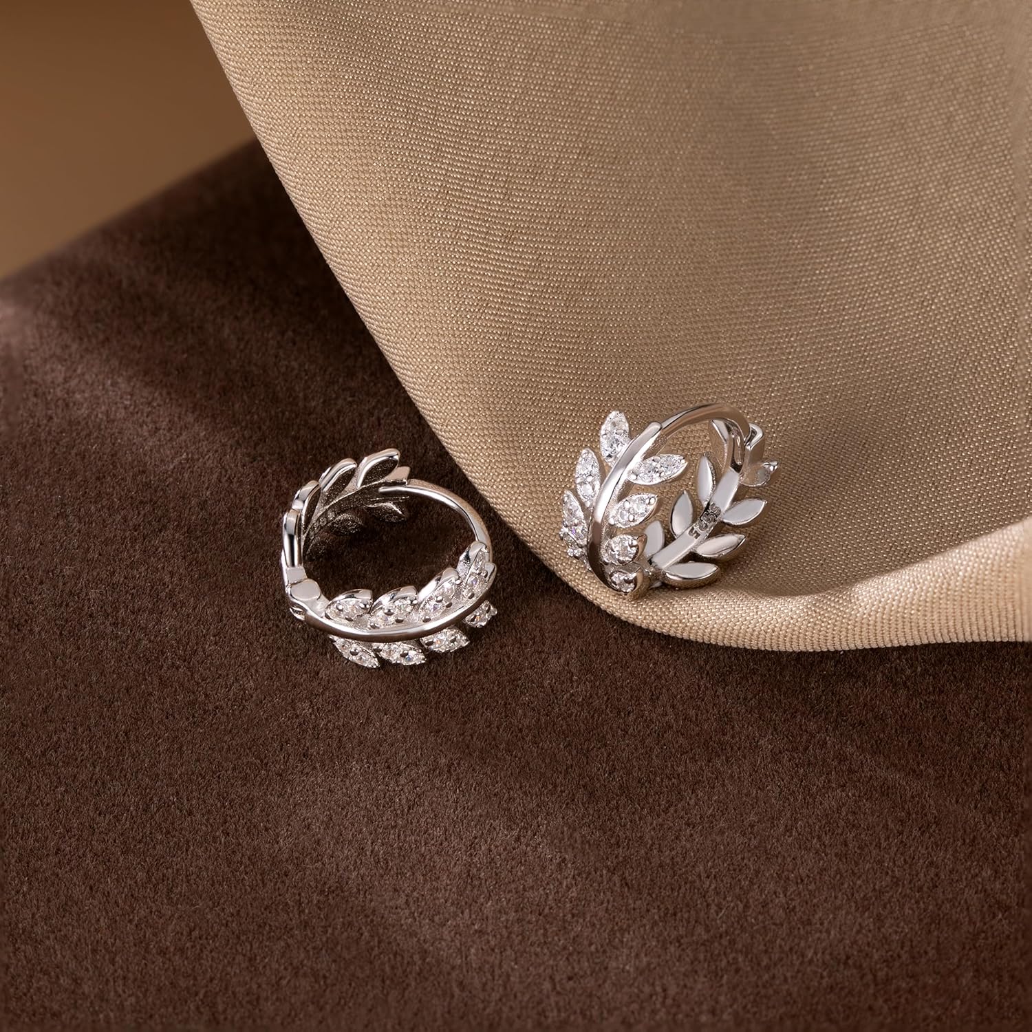 Detalle 2 de SLUYNZ Huggie Creolen Blatt 1,3 cm
