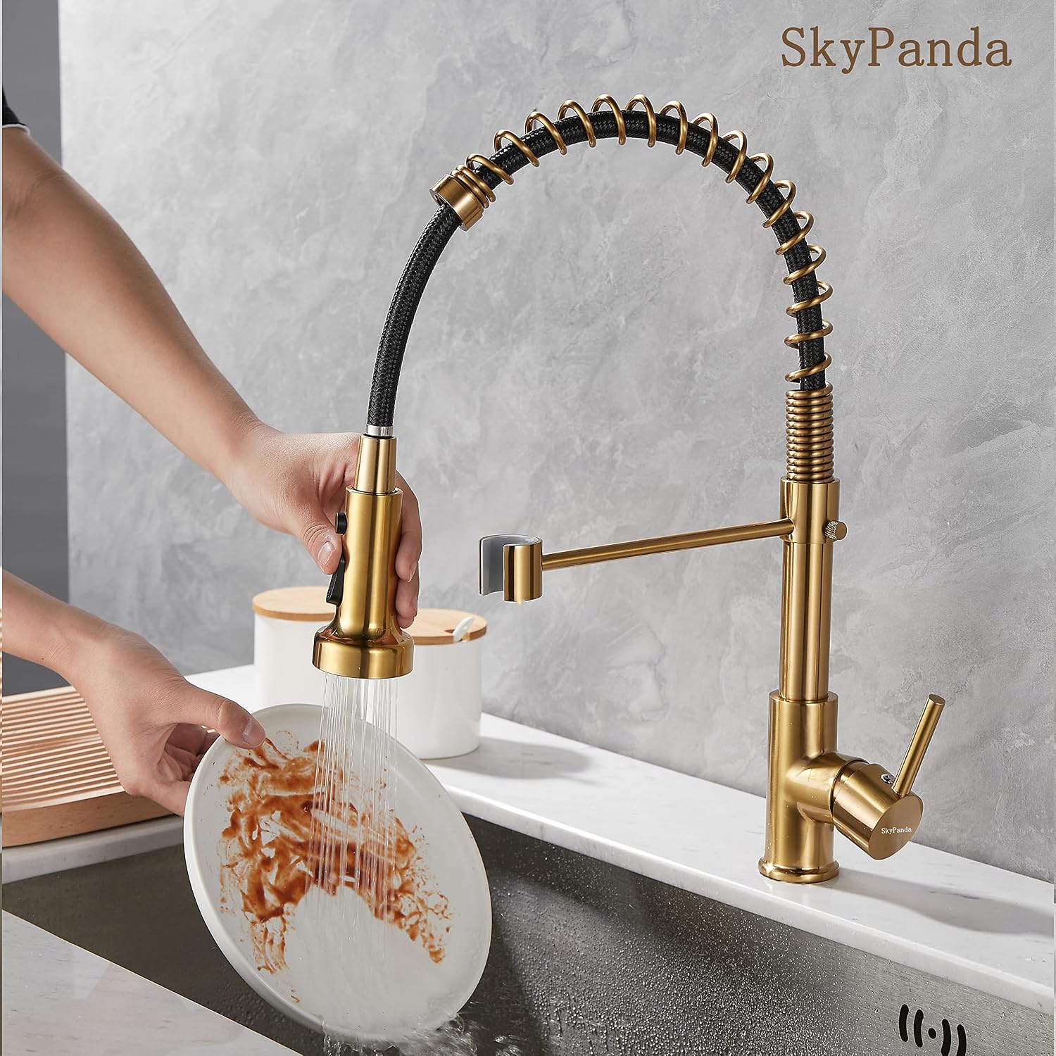 Detalle de SkyPanda keukenkraan met uittrekbare sproeier, geborsteld goud en 3 functies