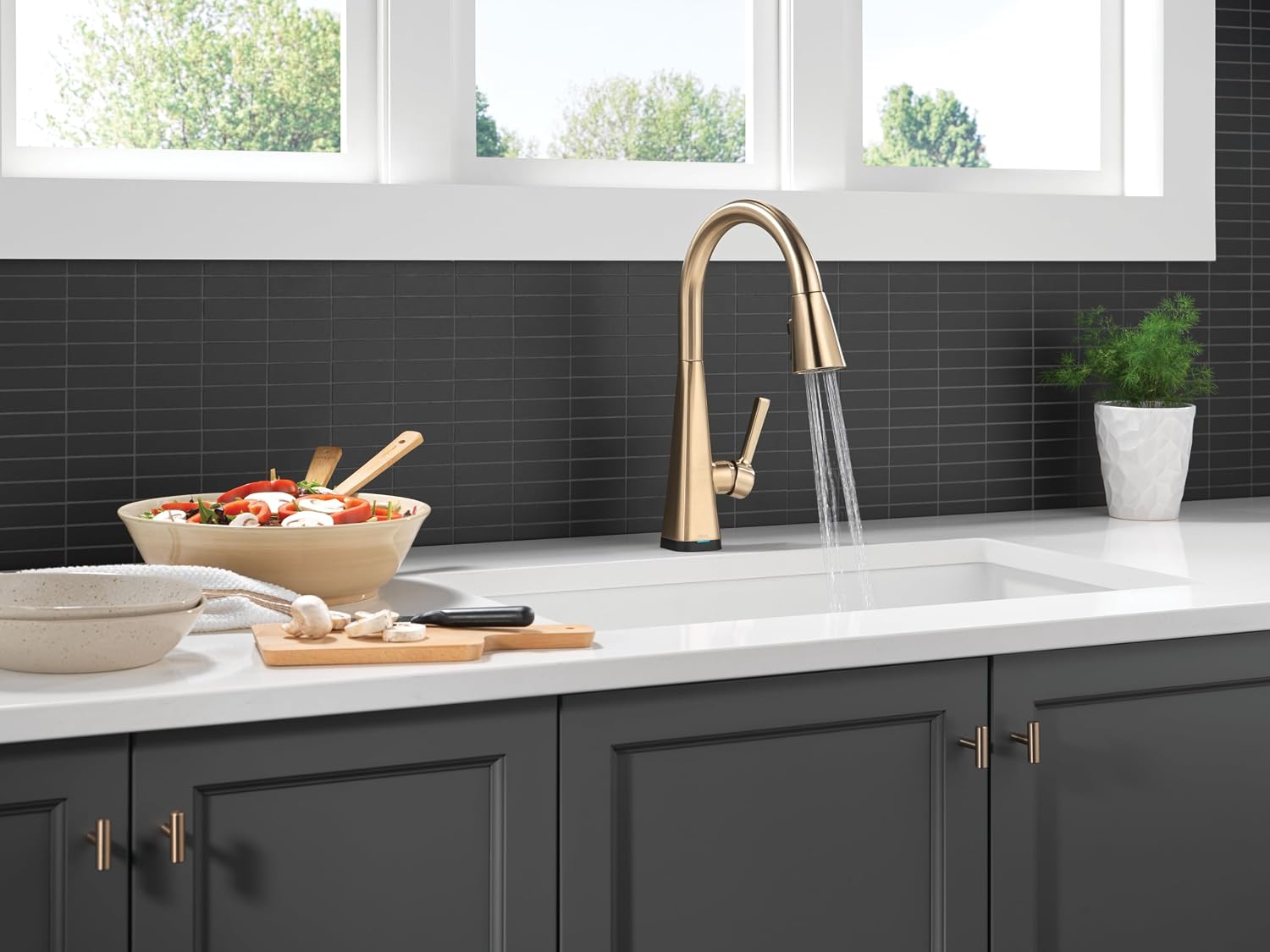 Detalle de Delta Lenta 19802TLZ-CZ-DST Touchless Kitchen Faucet, Champagne Bronze, Pull-Down Sprayer