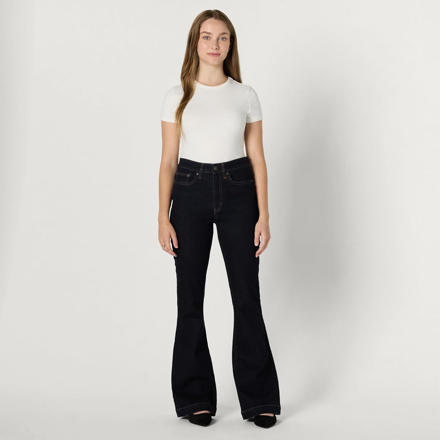 Thumbnail 2 de Amazon Essentials Women's High-Stretch Flattering High-Rise Flared Jeans