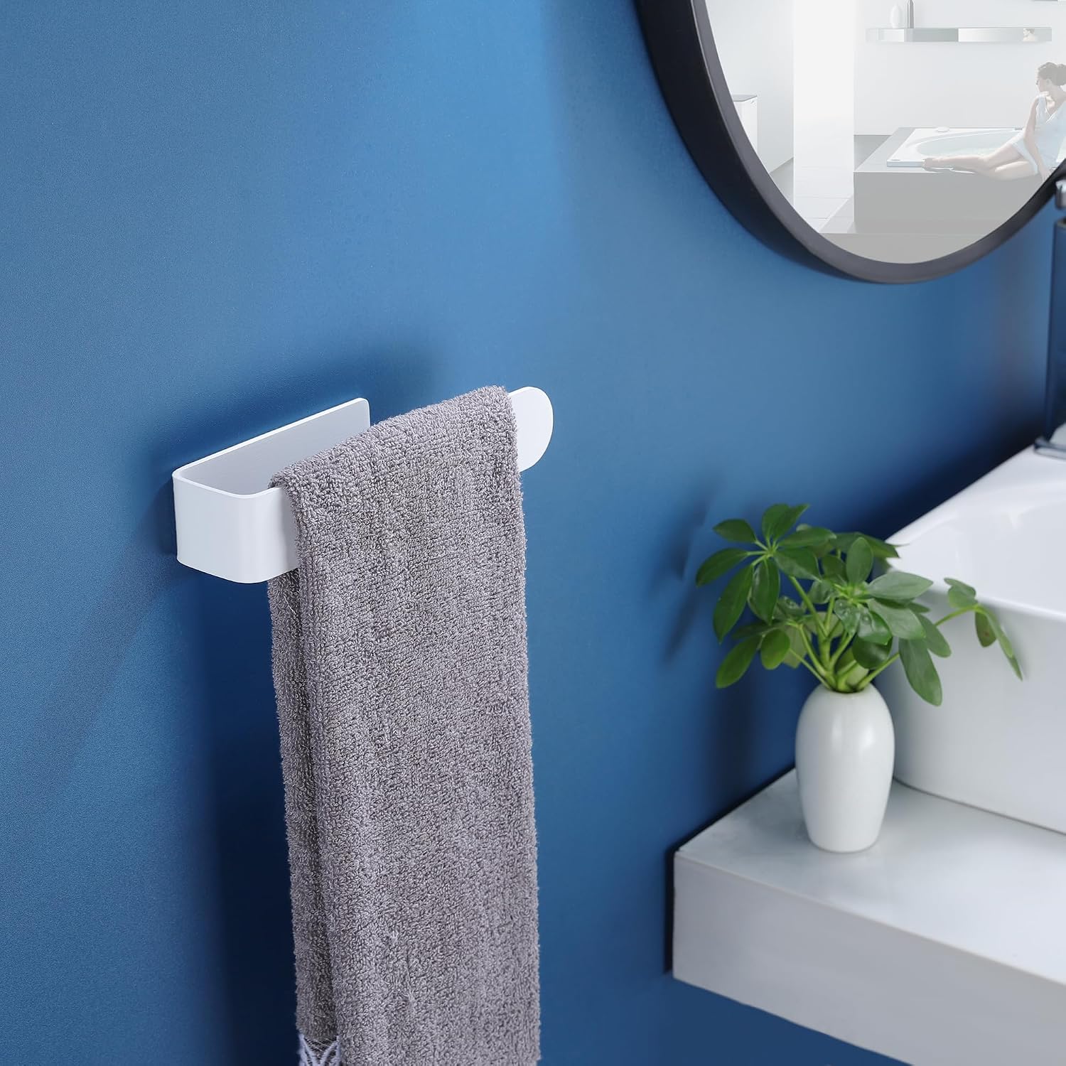 Detalle 2 de YIGII White Hand Towel Holder – Self-Adhesive Stainless Steel Towel Rail (19.6 cm) for Easy Bathroom Organisation