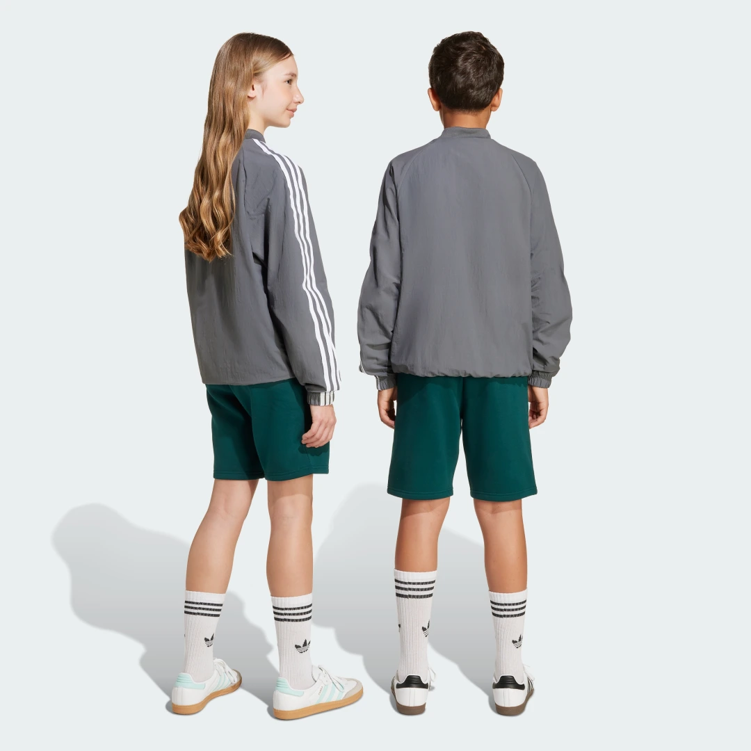 Detalle 2 de Pantalón corto Adidas verde: comodidad práctica para entrenos y ocio