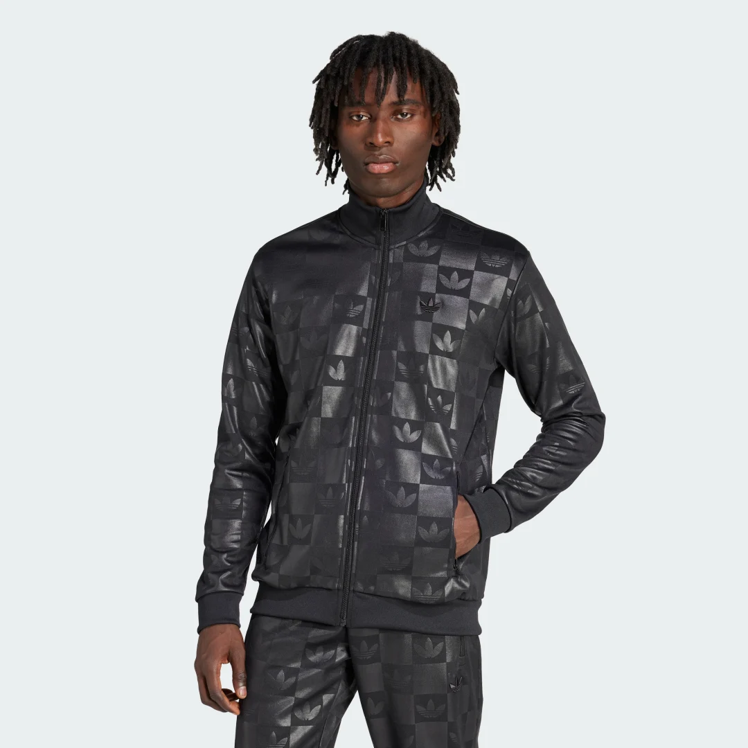 Detalle de Monogram All Over Print Regular Track Top de Adidas: algo más que un chándal negro