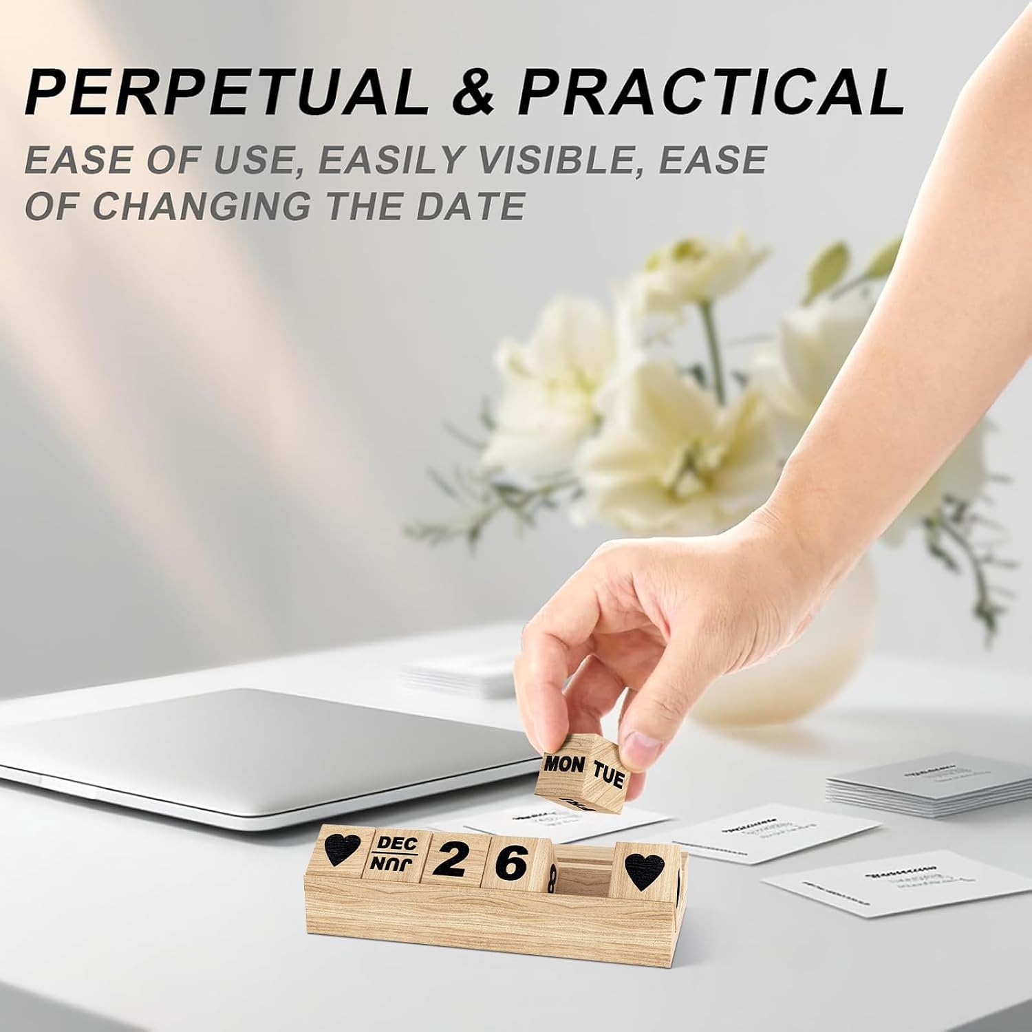 Detalle de Ythuil Inspirational Acrylic Desk Calendar with Wooden Base, 4.2" x 4.2