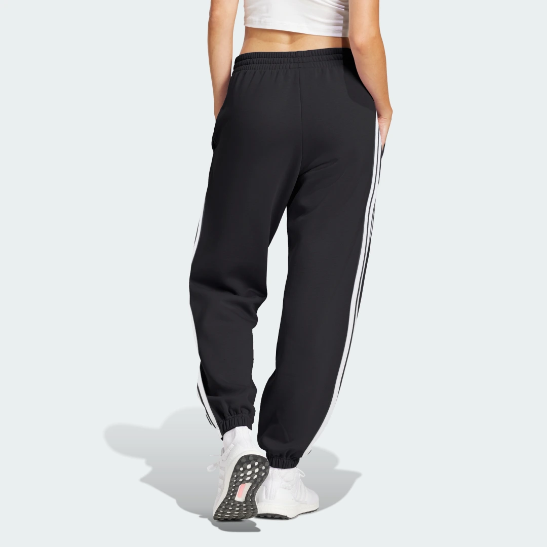 Detalle 2 de Essentials Pantalón French Terry Cuffed 3 bandas
