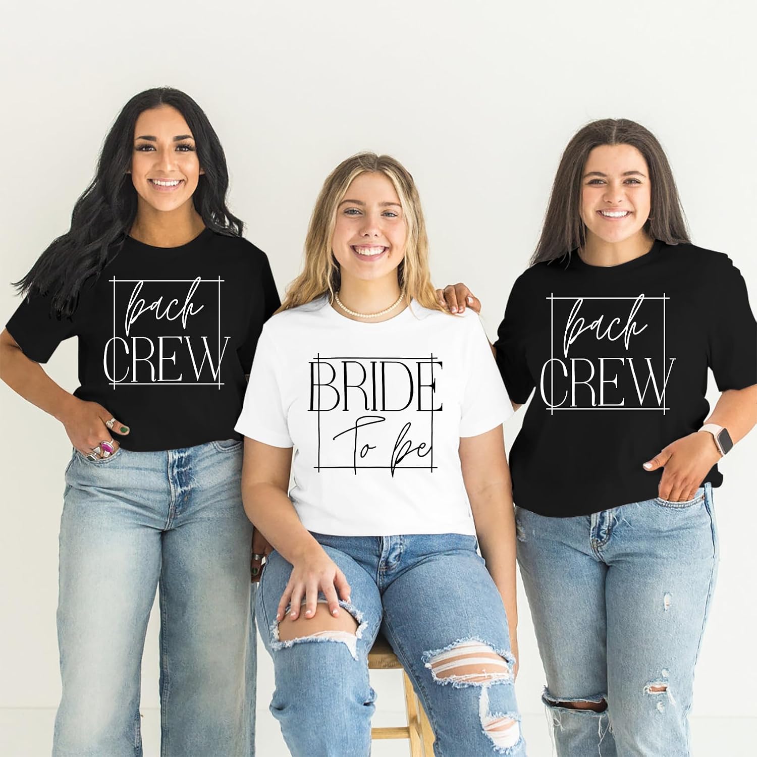 Detalle 2 de Bride Shirt for Women Engaged Crew Tee