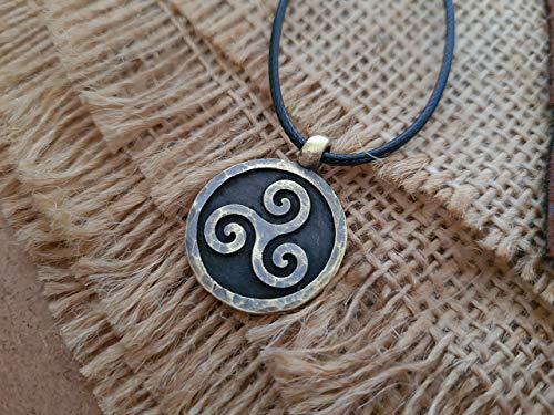 Detalle de Baldur Jewelry Hand Hammered Brass Triskelion Necklace, Celtic Pendant