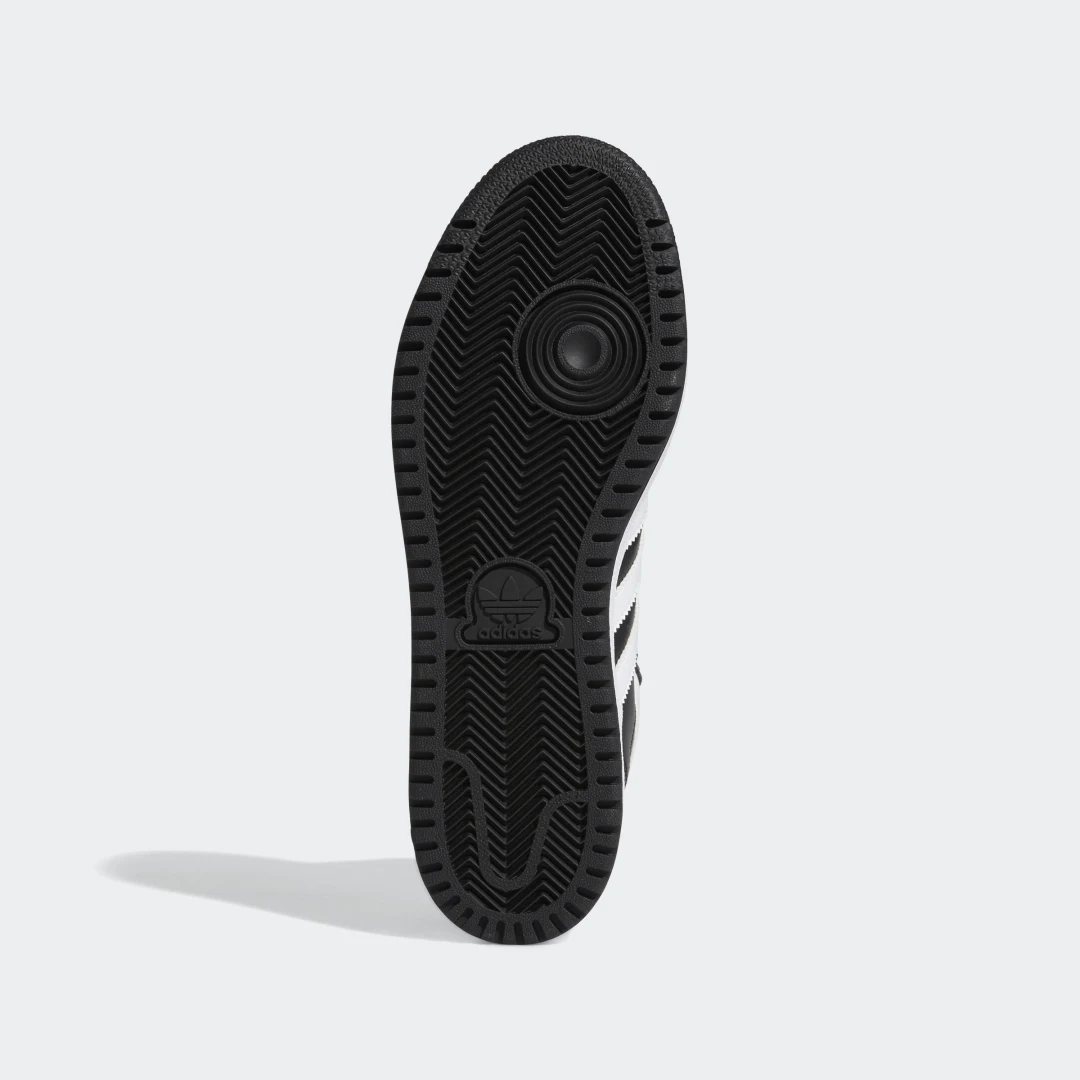 Detalle de Zapatilla Top Ten de Adidas: versatilidad y estilo urbano