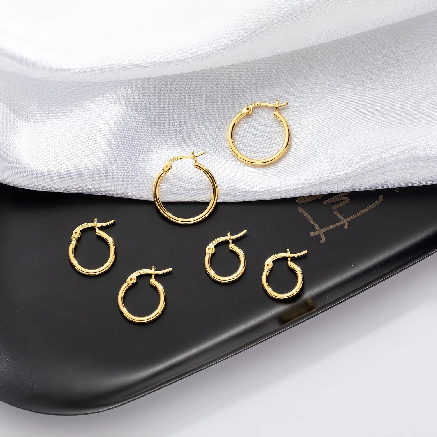 Detalle de PABBEU Gold Hoop Earrings Set, Sterling Silver Posts, 13/15/20 mm