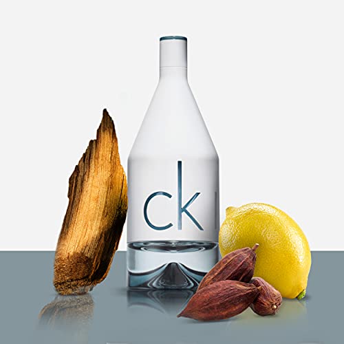 Detalle 2 de Calvin Klein CKIN2U For Him Eau de Toilette – A practical look at this fresh, minimalist fragrance