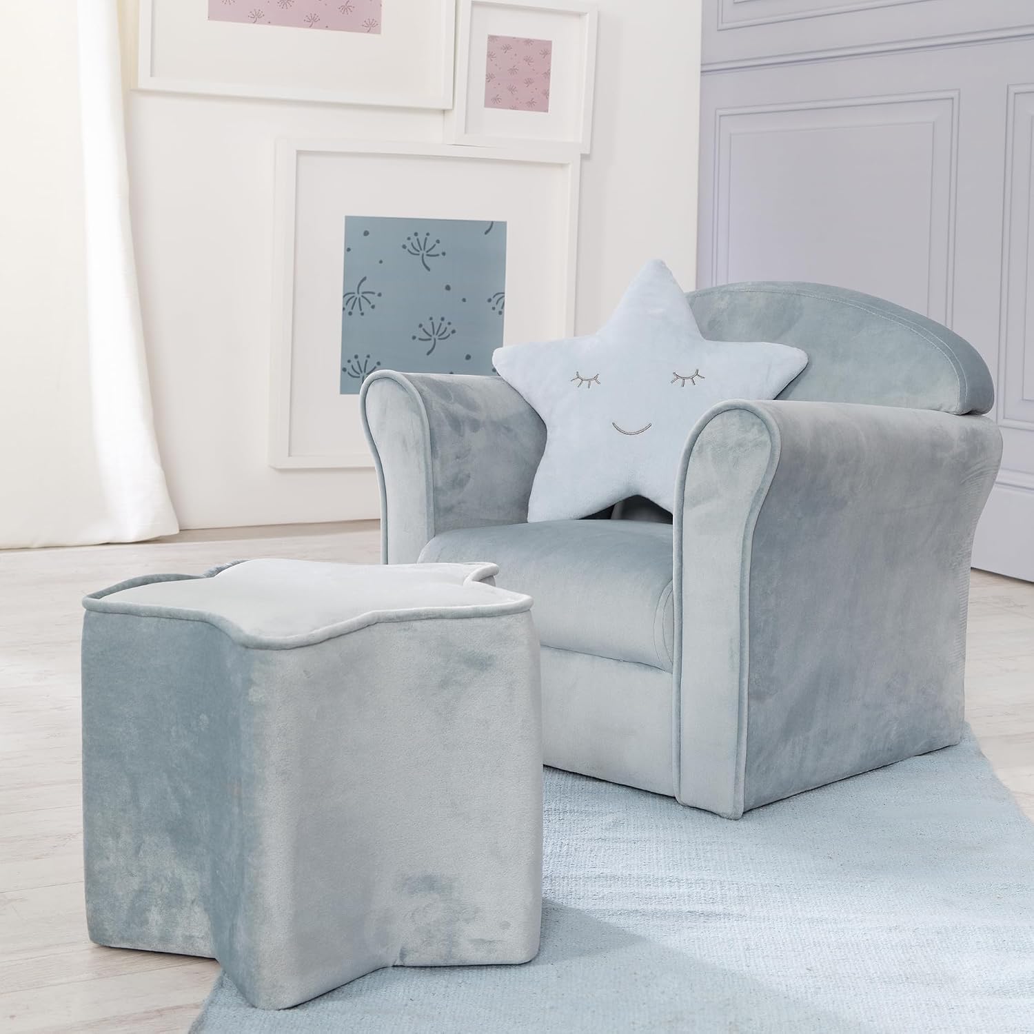 Detalle 2 de roba Lil Sofa barnfåtölj med armstöd i ljusblå sammet, sitthöjd 22 cm