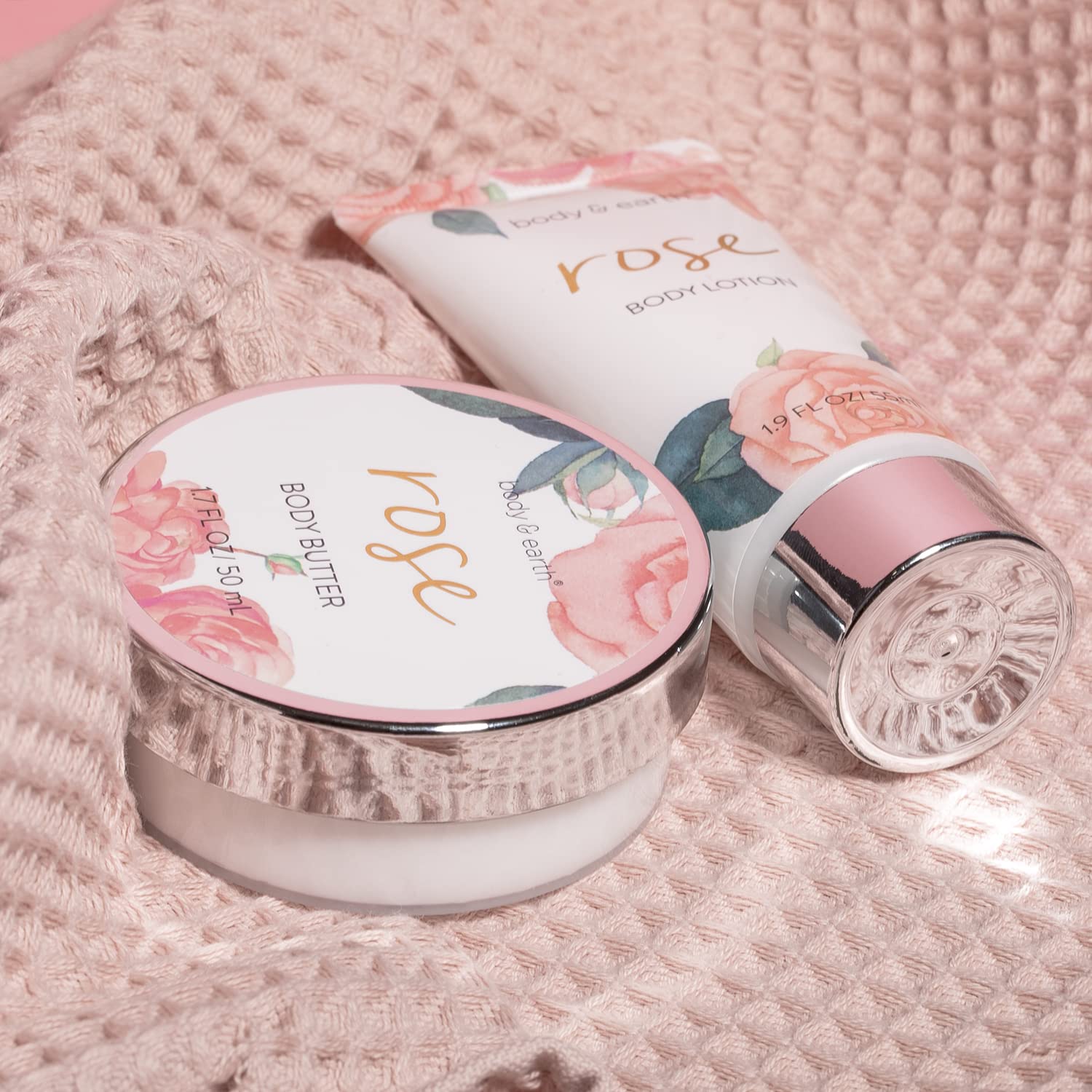 Detalle de BODY & EARTH Geschenbox für Frauen – 5-tlg. Rose Set (Duschgel, Körperbutter, Handcreme, Bodylotion, Seife)
