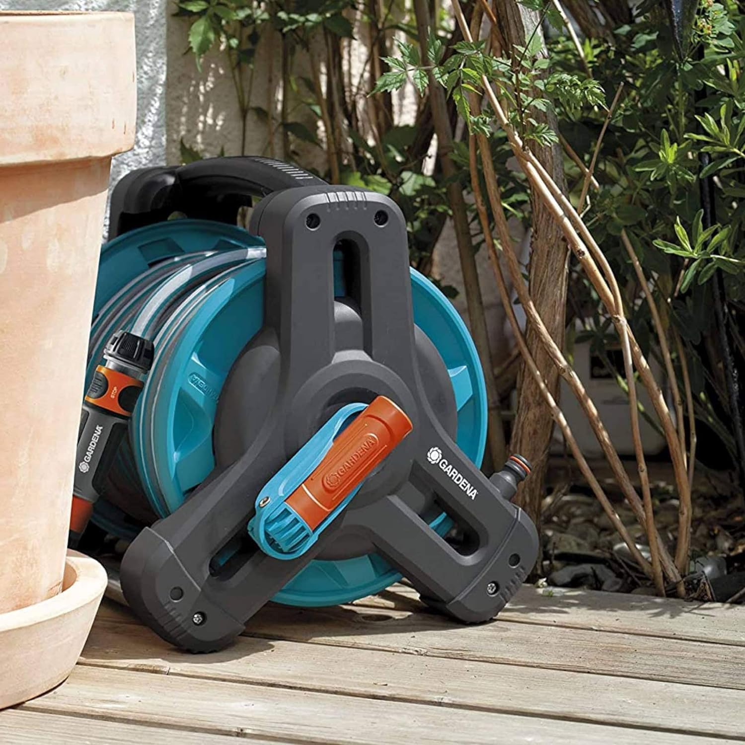 Detalle de Gardena Classic Schlauchtrommel 10 Set – Schlauchaufbewahrung mit 10 m, Spritze und Tragegriff