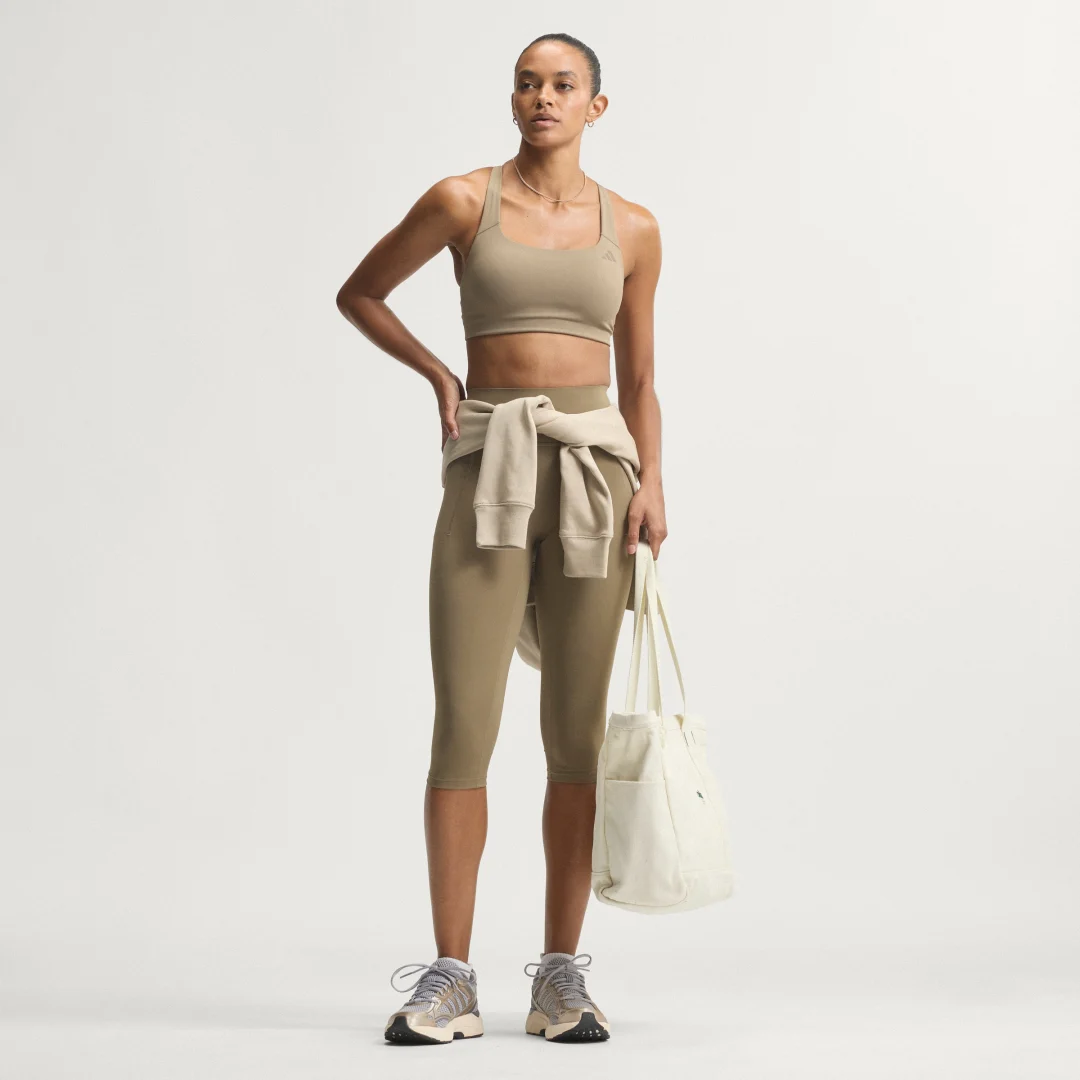 Detalle de Sujetador de entrenamiento para impacto medio Optime de Adidas – Beige