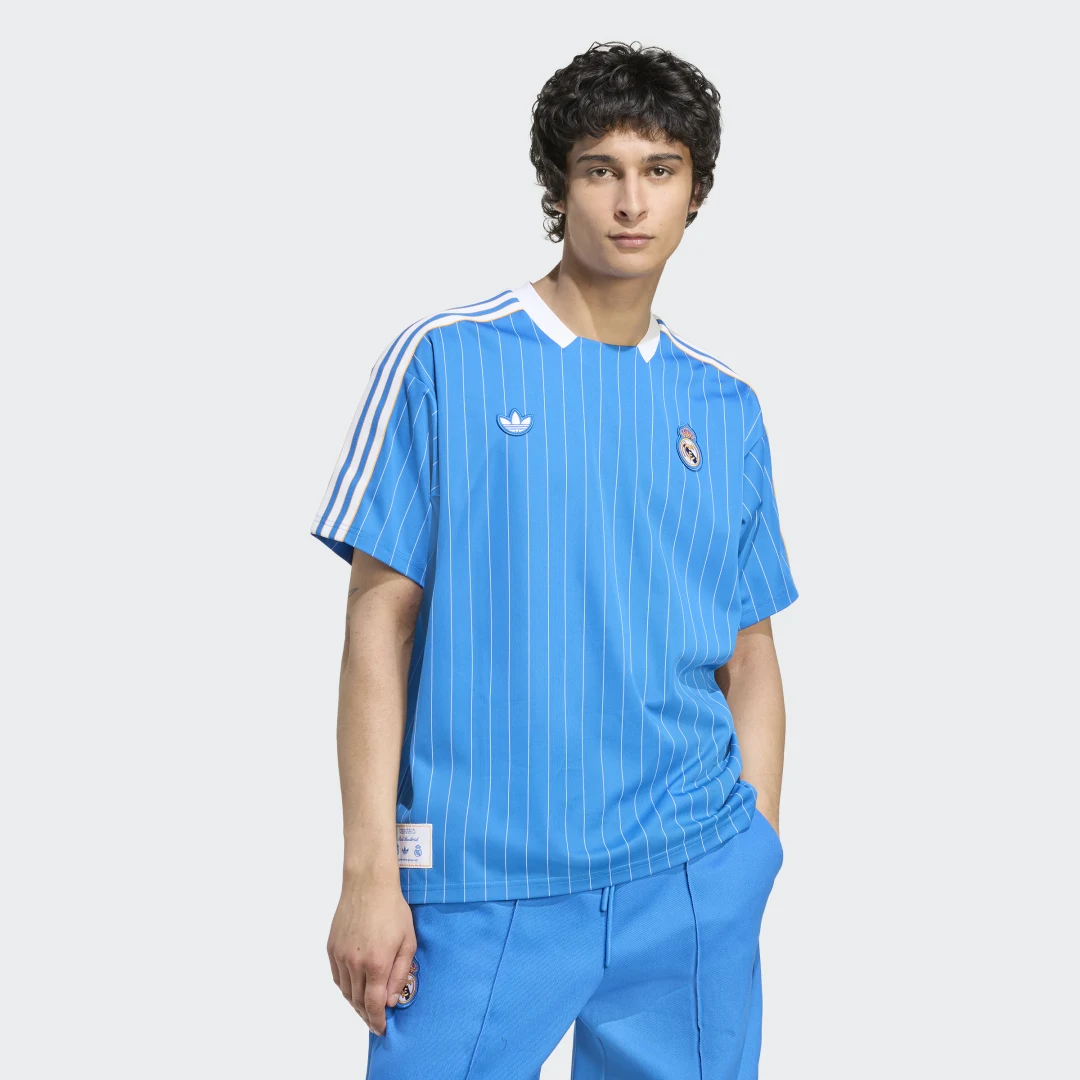 Detalle de Camiseta Real Madrid Terrace Icons de Adidas — azul, para fans que buscan estilo y comodidad
