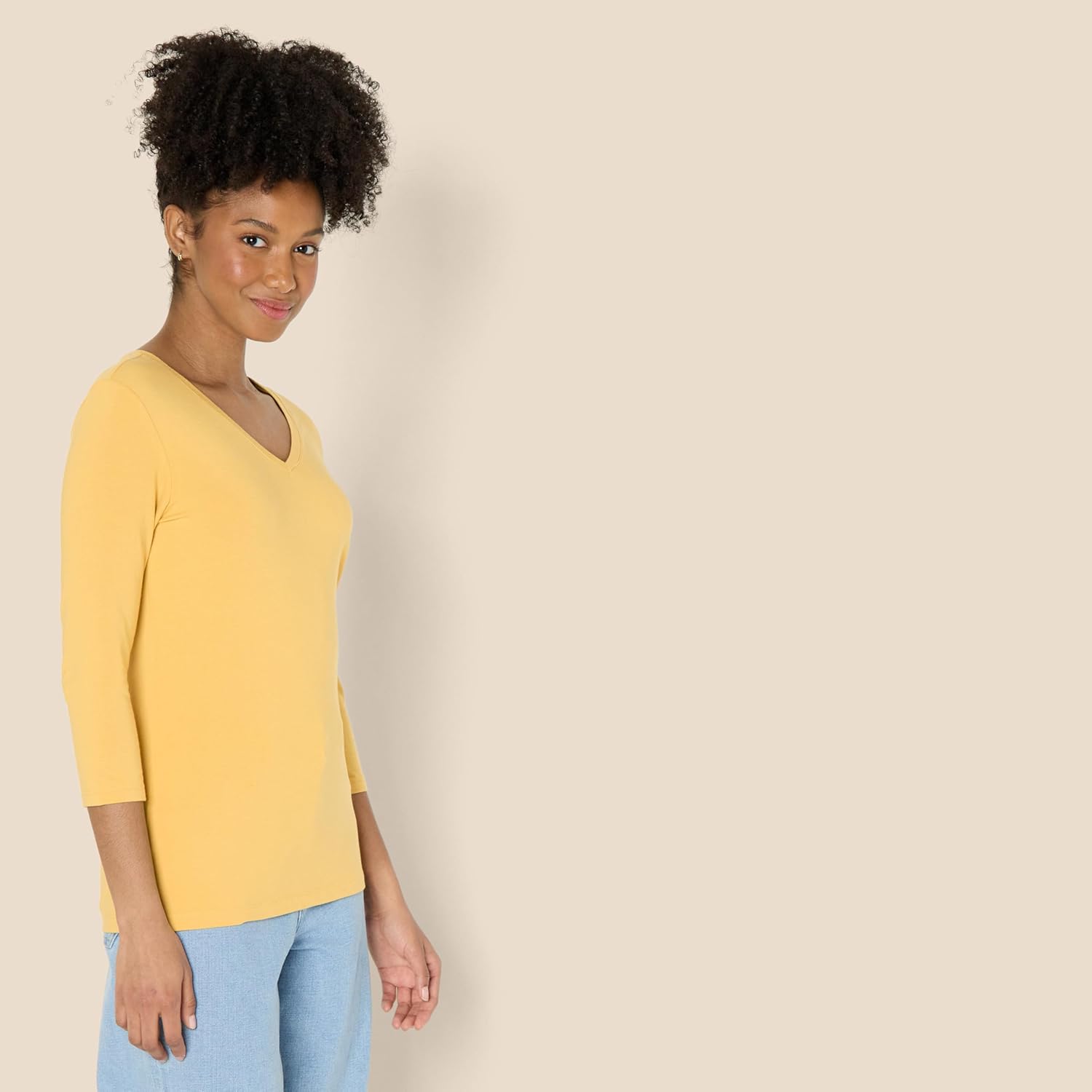 Detalle 2 de Amazon Essentials Women's Regular-Fit 3/4 Sleeve V-Neck T-Shirt (Available in Plus Size)