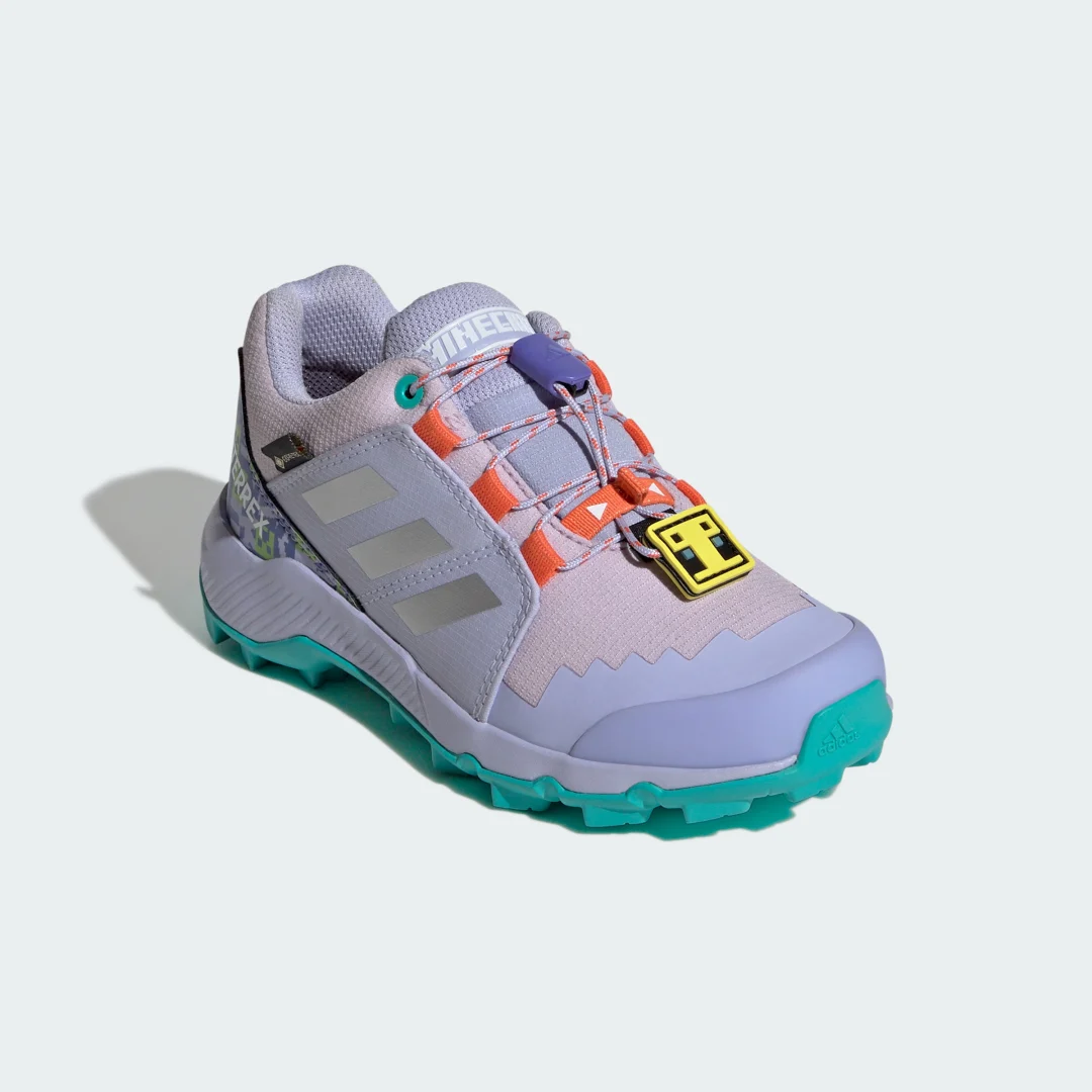 Detalle de adidas Minecraft Terrex Gore-Tex, zapatilla de senderismo violeta