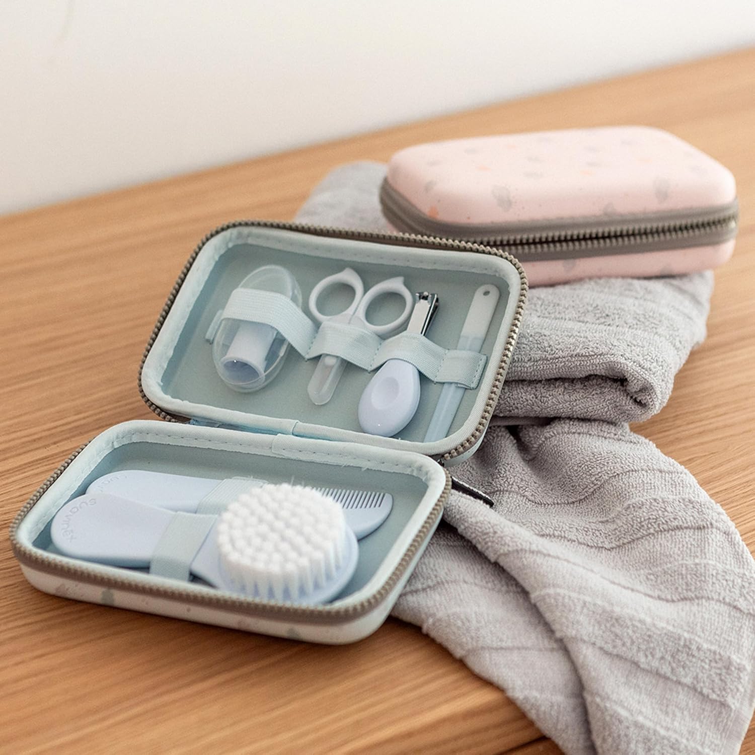 Detalle de Suavinex Trousse de Soin Bébé — Ensemble 6 pièces pour ongles, dents et cheveux