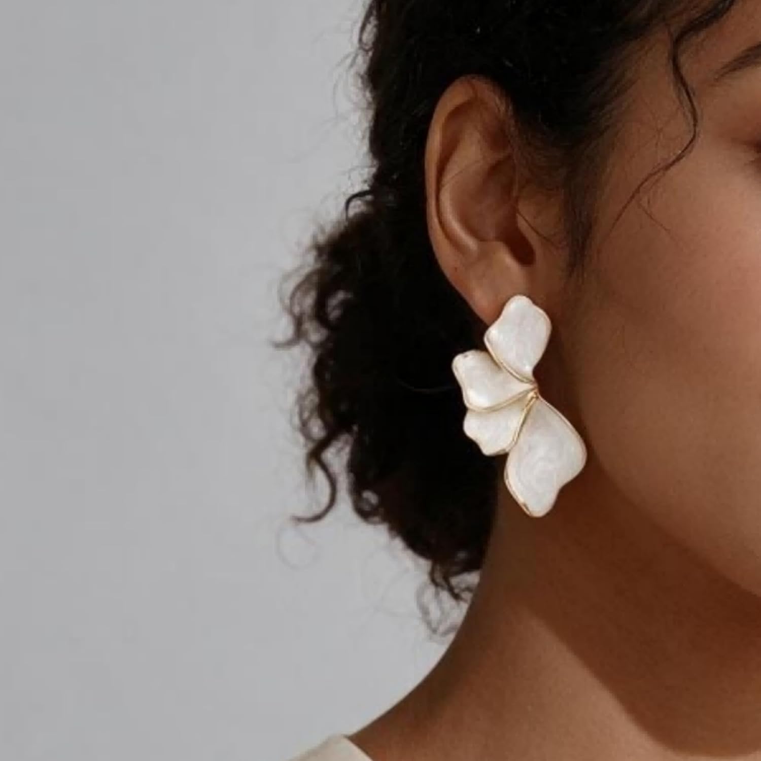 Detalle 2 de Gold-Plated Flower Earrings, Large Floral Design