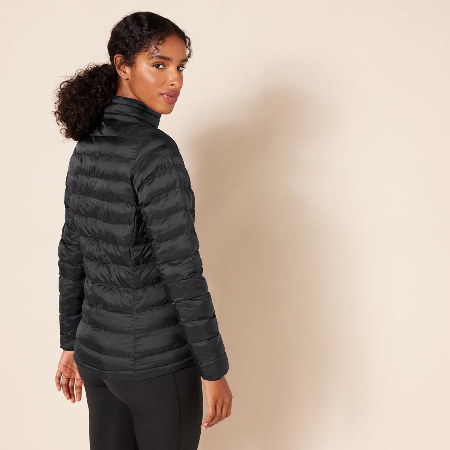 Detalle de Amazon Essentials Women's Lightweight Water-Resistant Packable Puffer Jacket (Plus Size)