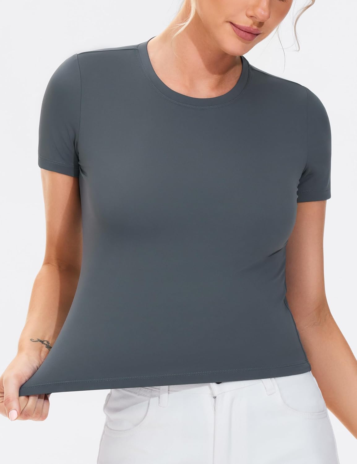 Detalle de THE GYM PEOPLE Haut d’entraînement femme à manches courtes – coupe ajustée respirante pour yoga, course et fitness
