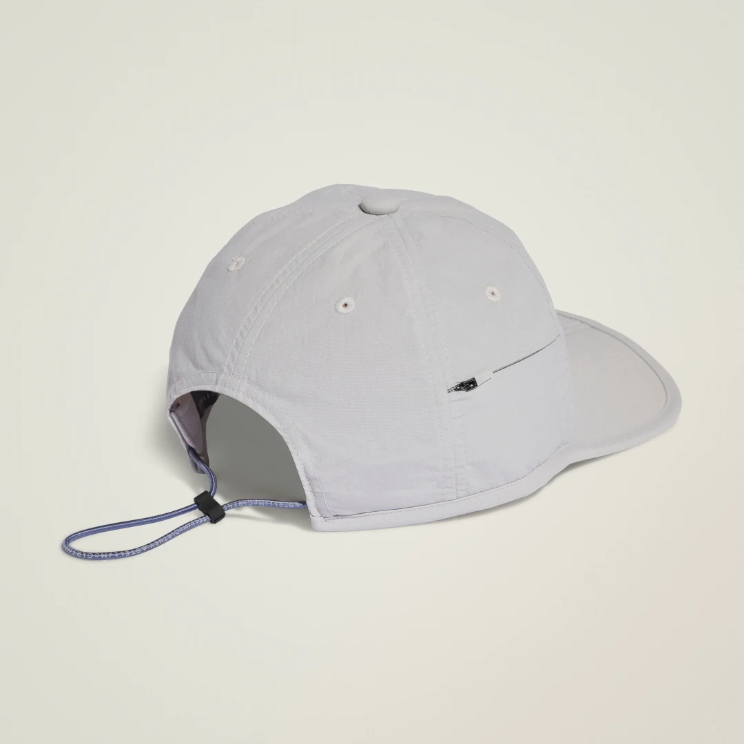 Detalle de Gorra adidas by Stella McCartney Run (gris) – estilo sostenible para tus entrenamientos