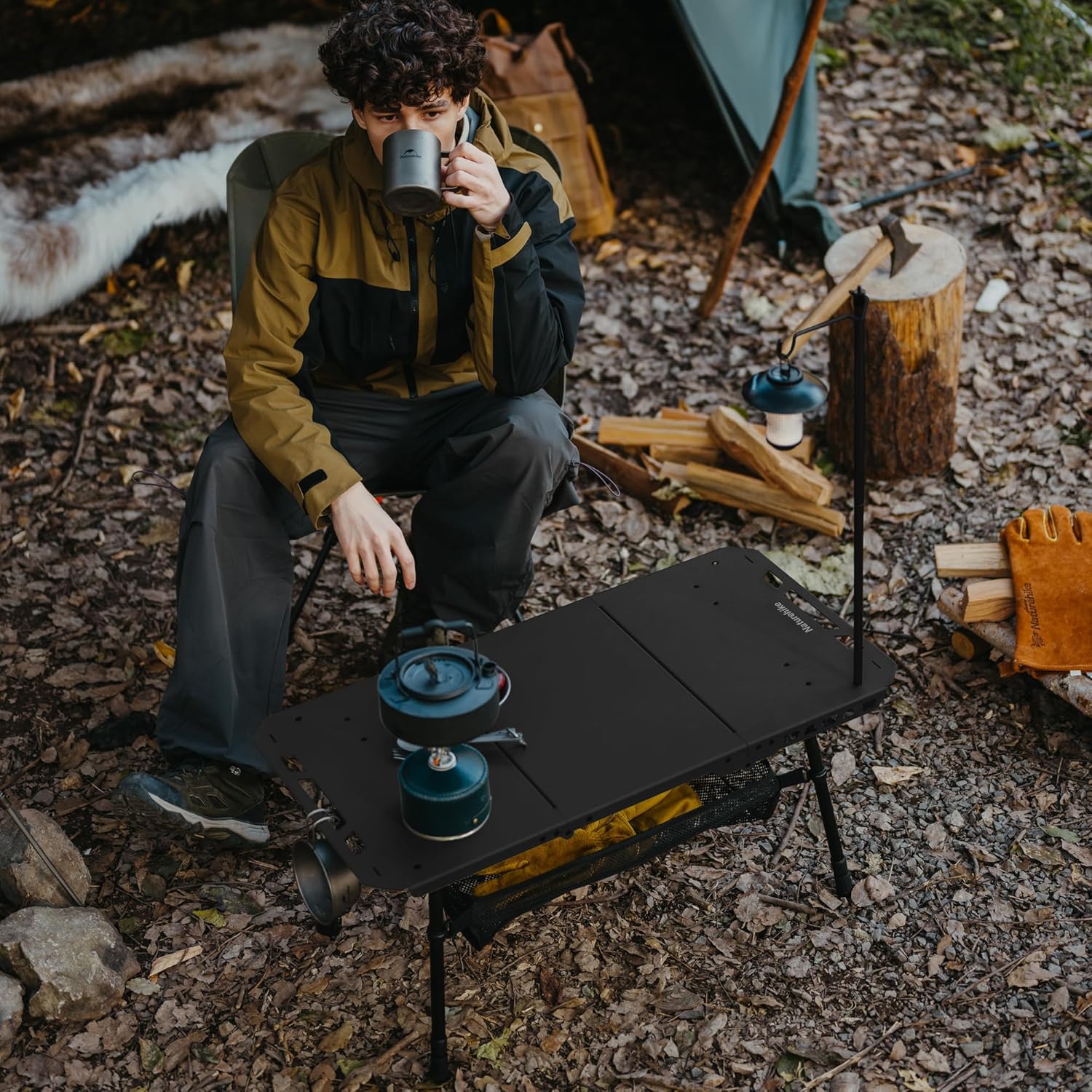Detalle 2 de Naturehike 6977465868688 vikbart campingbord med svart plastskiva och metallram