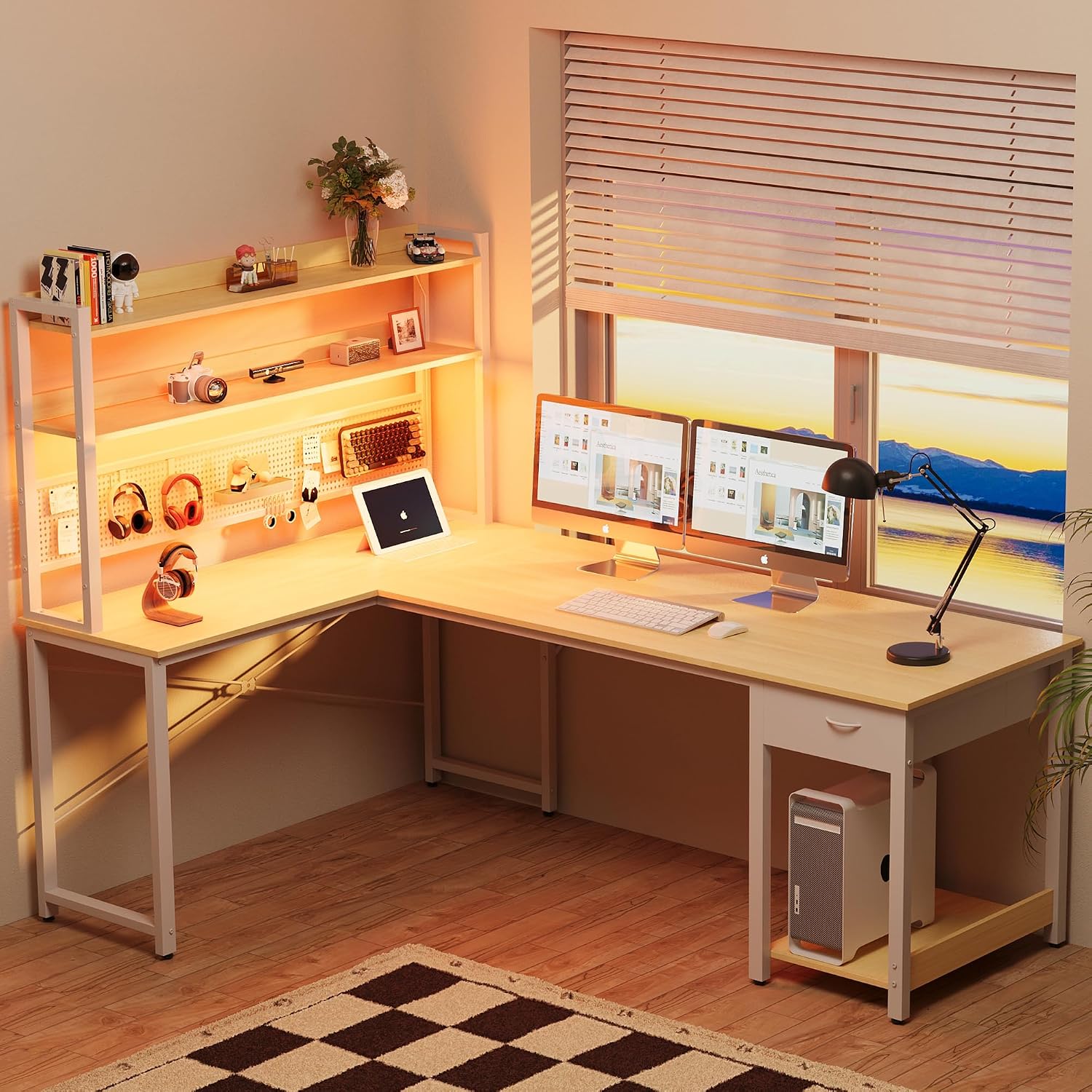 YOUDENOVA Scrivania Gaming con Pannello Forato, Libreria e LED RGB – Angolare reversibile, 155x100x152 cm, Legno Bianco