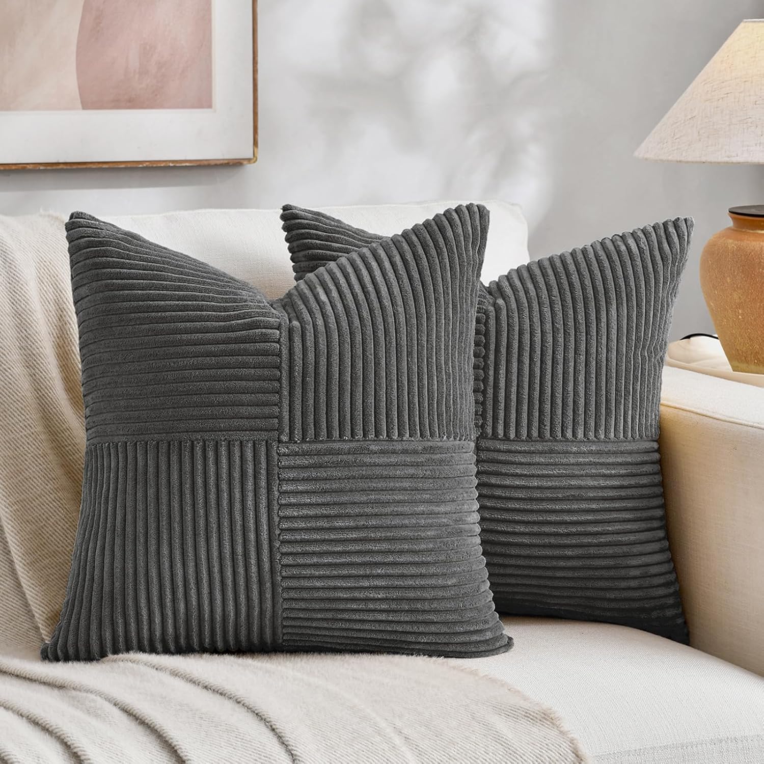 Detalle de FDTERN 2er Set Rostrot Kordsamt Kissenbezug 55x55 cm – hochwertig, schlichtes Streifen-Design