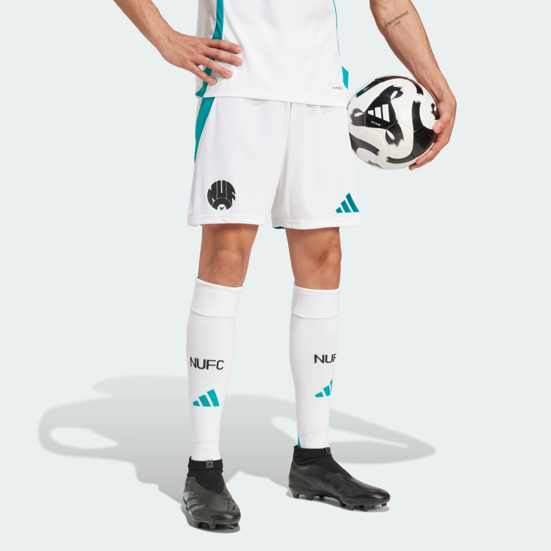 Detalle de Pantalón corto de la tercera equipación Newcastle United FC 24/25 de Adidas – blanco