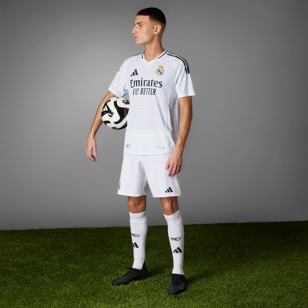 Detalle de Camiseta primera equipación Real Madrid 24/25 Authentic – Adidas