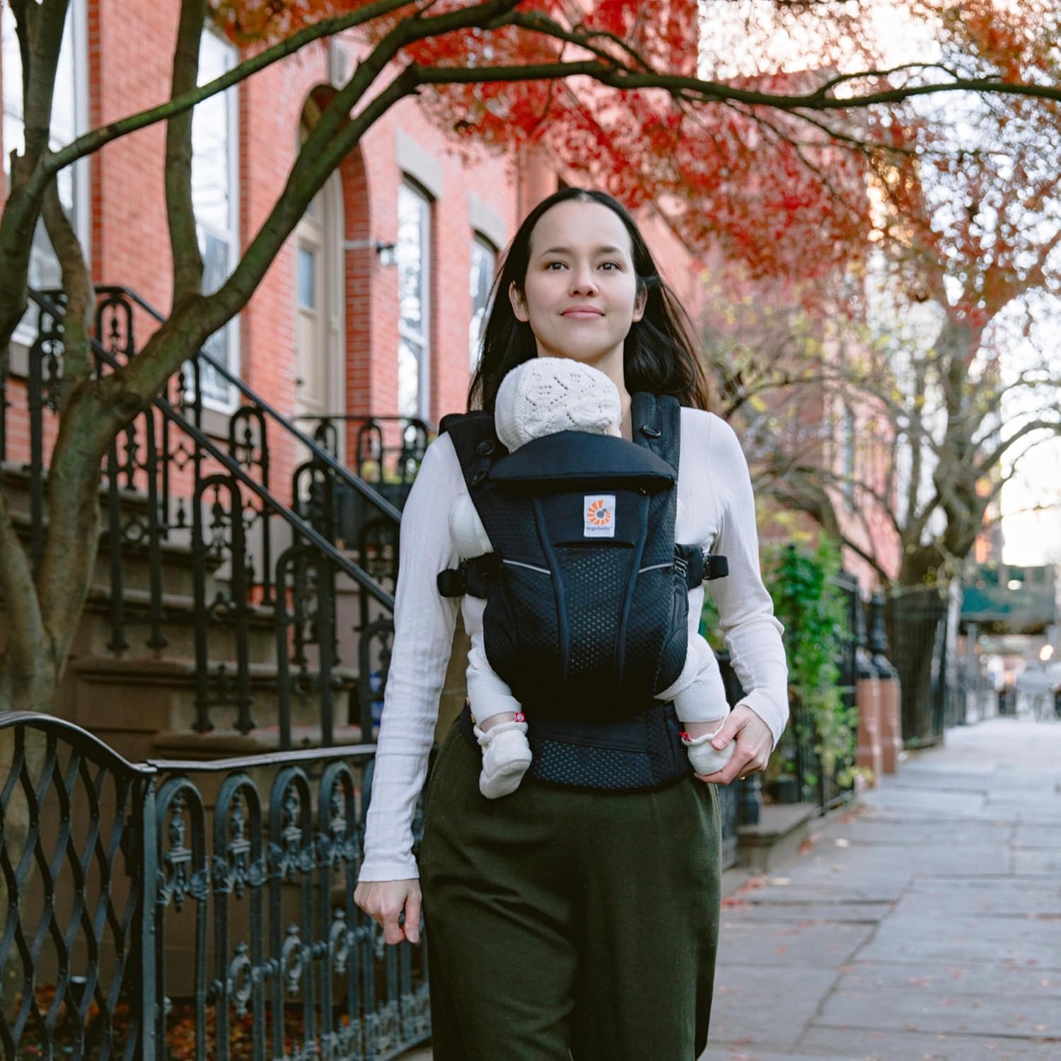 Detalle de Ergobaby Omni Breeze Baby Carrier: Breathable, Ergonomic Comfort from Newborn to Toddler