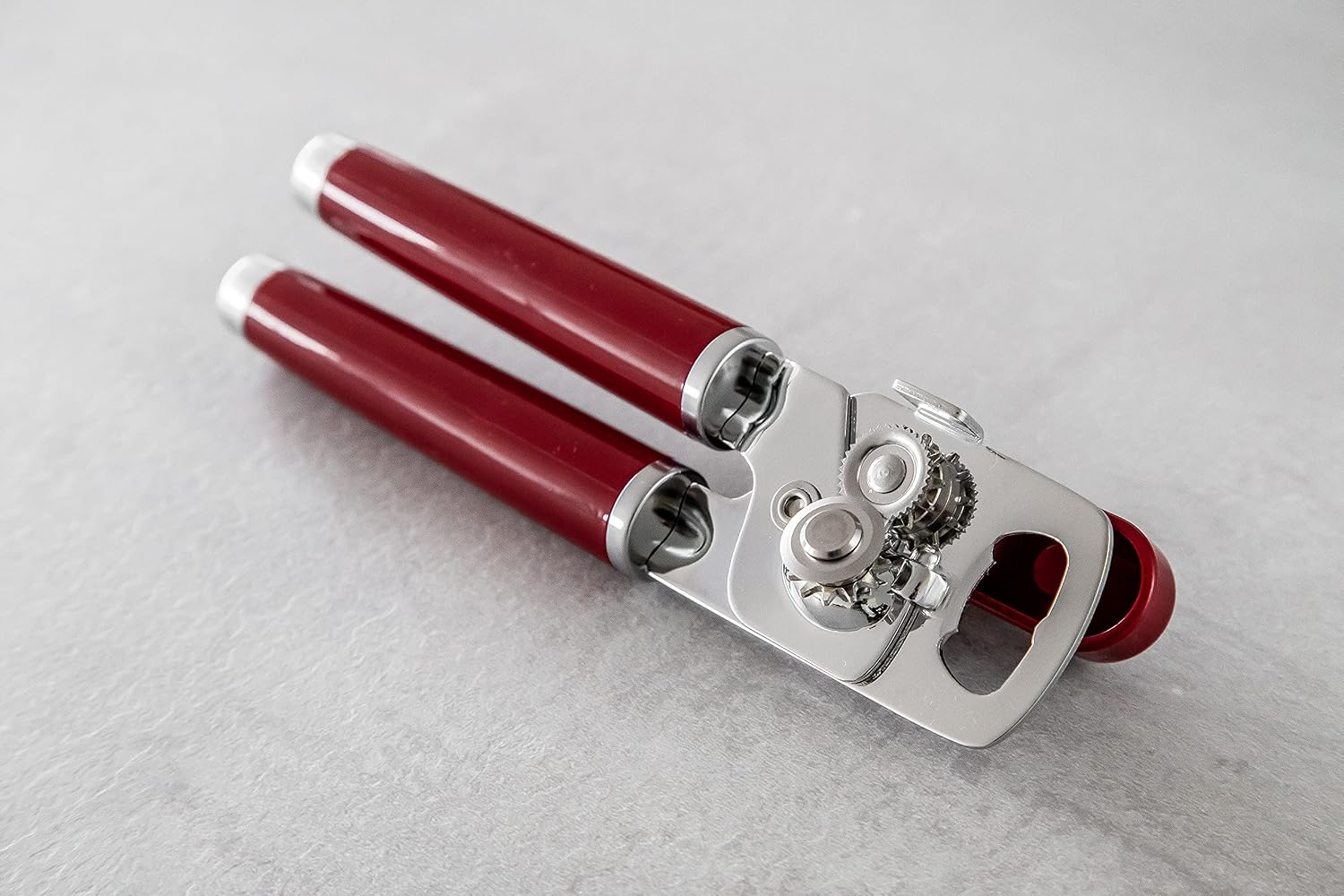Detalle 1 de KitchenAid KAG199OHERE blikopener met roestvrijstalen snijblad, Empire Red