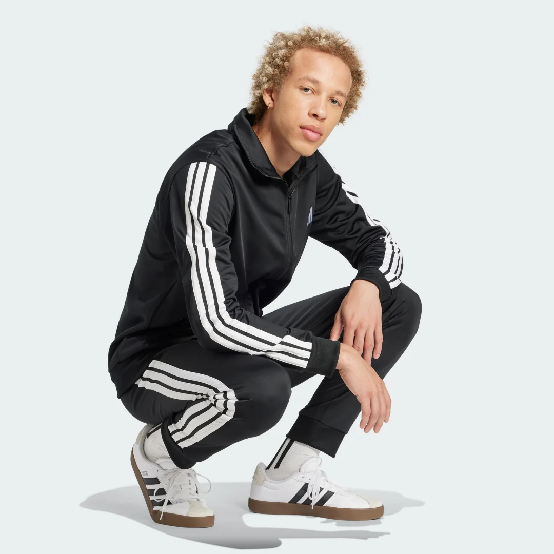 Detalle de CHÁNDAL DAYREADY de Adidas en negro: comodidad diaria con estilo minimalista
