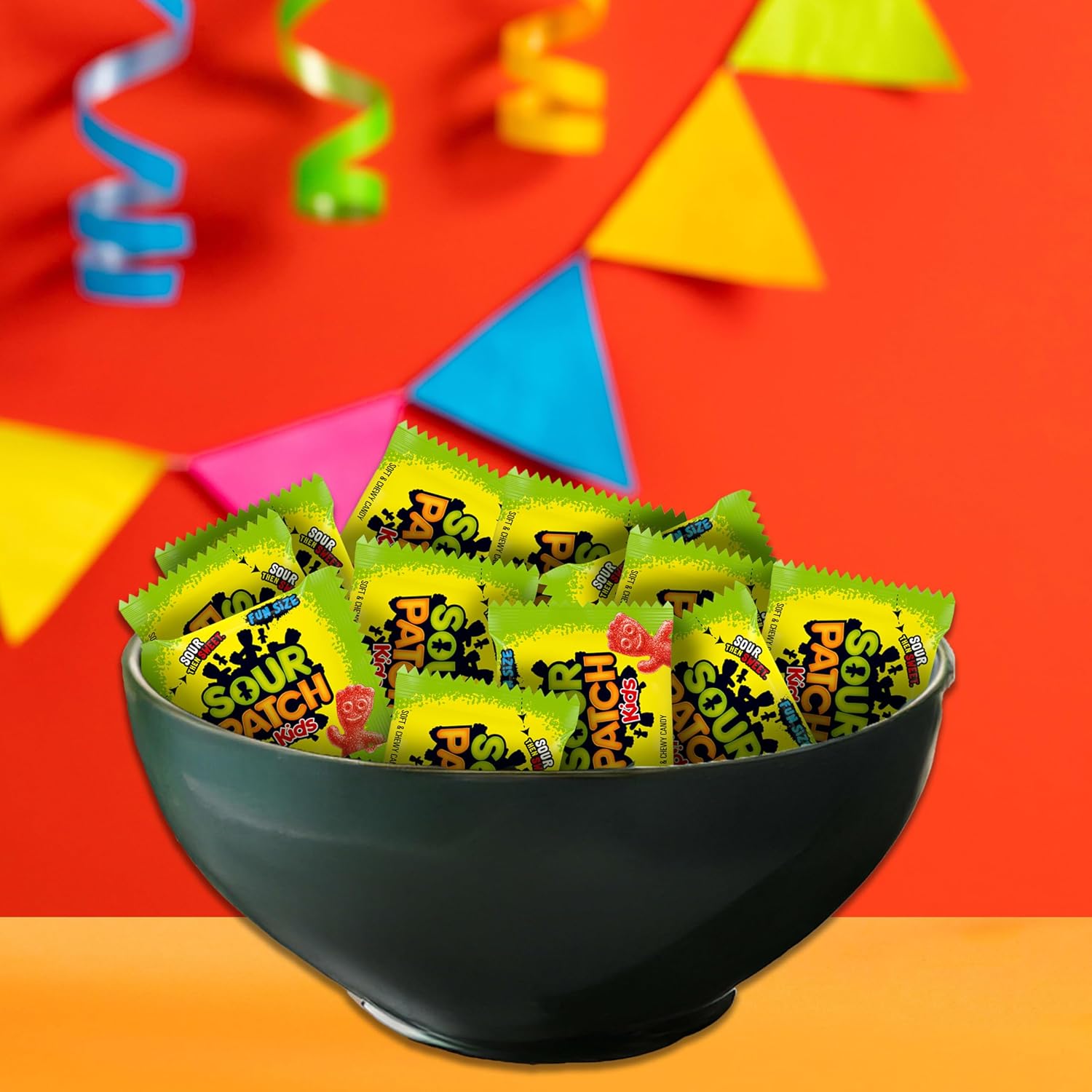 Detalle 2 de SOUR PATCH KIDS Soft & Chewy Gummy Candy, 140 Individually Wrapped Snack Packs