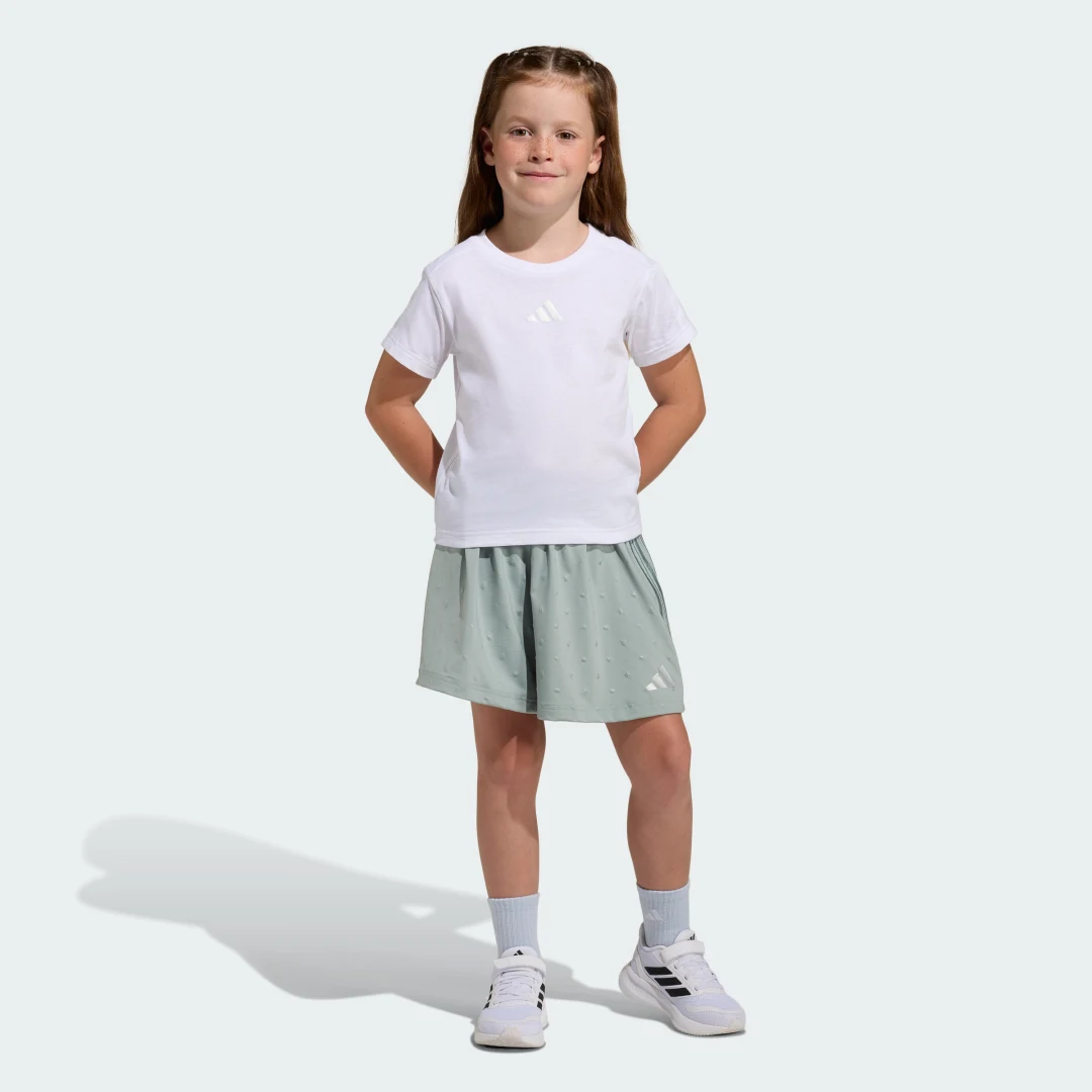 Detalle de Conjunto Seasonals Glam de Adidas: camiseta y pantalón corto en blanco