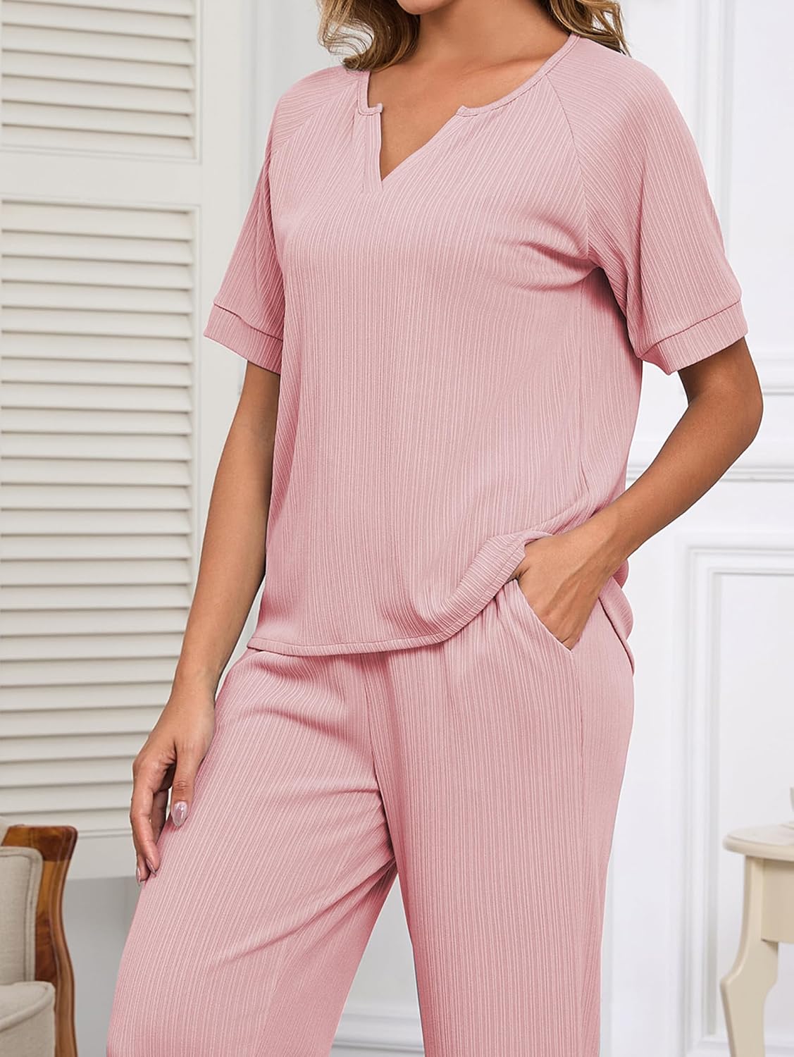 Detalle de Famulily Lounge Wear Set for Women: V‑Neck Short Sleeve Top with Wide-Leg Trousers, Pocketed Comfort