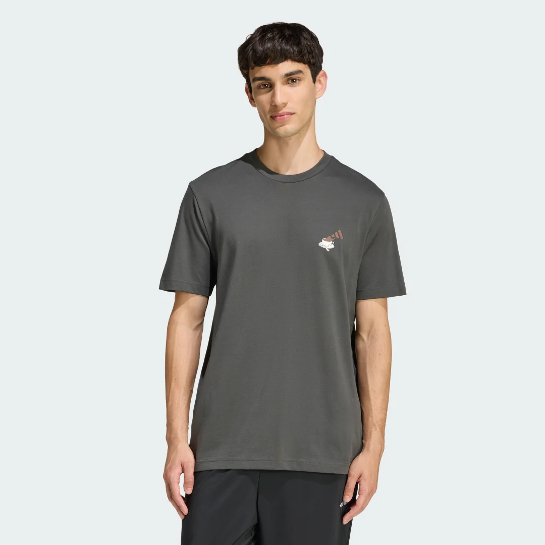 Detalle de Camiseta estampada Coffee Café Cheesecake de Adidas – gris