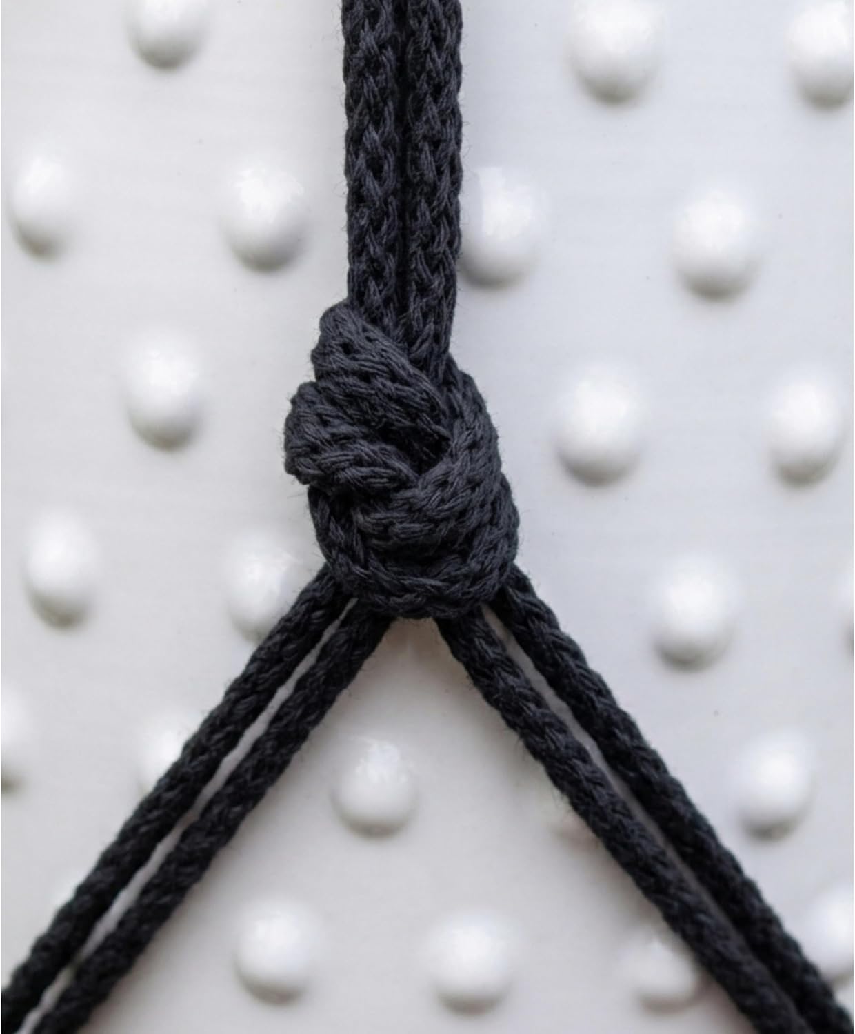 Detalle 2 de APREGGIO Hanging flower stand macramé plantenhanger, zwart katoen, 75 cm