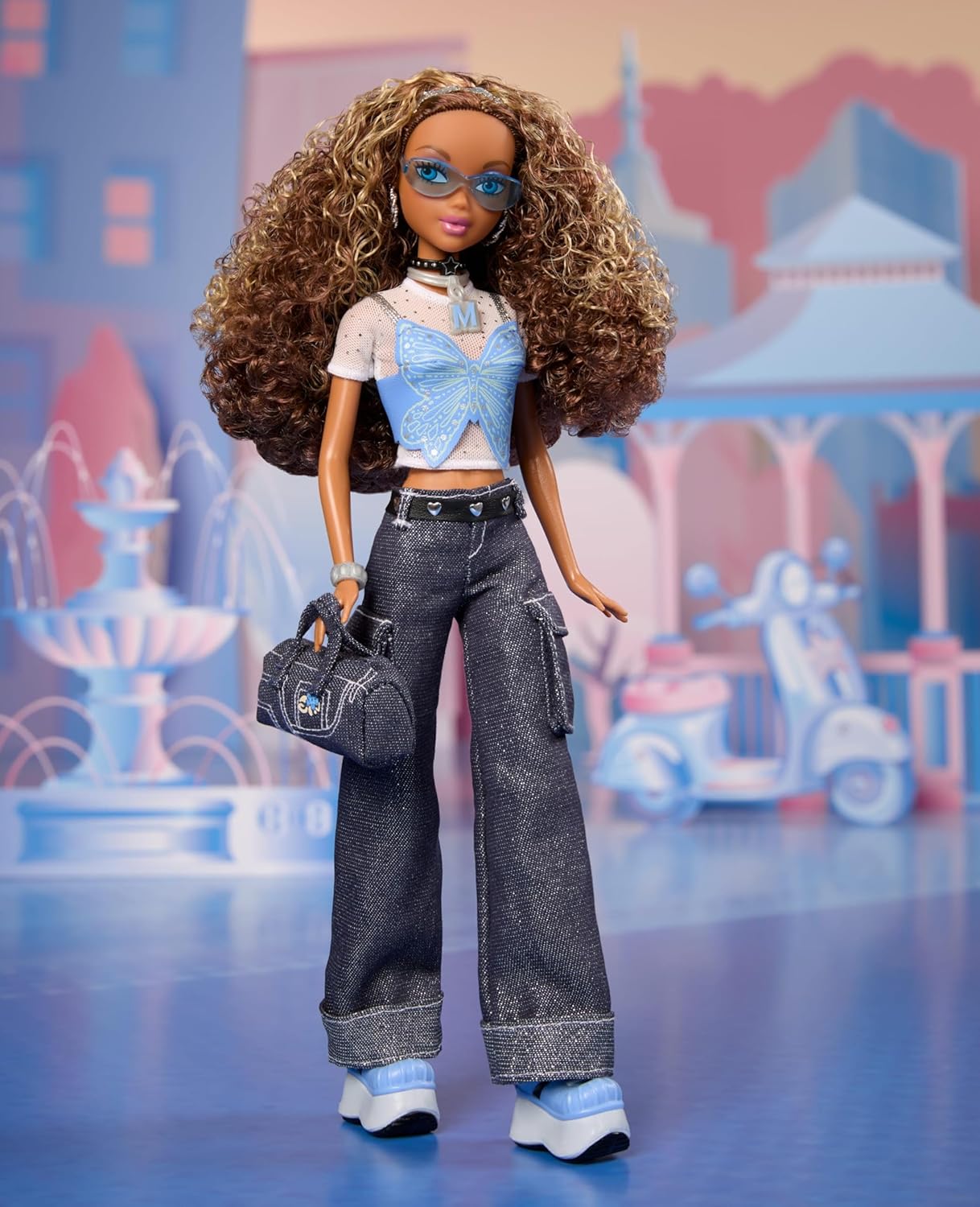 Thumbnail 4 de Barbie Signature My Scene Madison Puppe mit Schmetterlings-Top, Cargo-Jeans und Accessoires (HYC18)